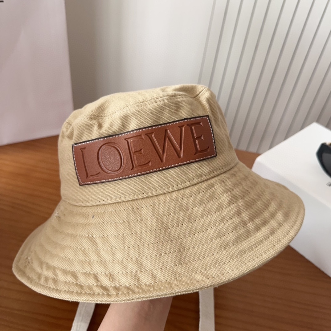 

罗意威个性加带渔夫帽，一款很优秀的休闲渔夫帽
质感复古潮味十足，很强的街拍风，帅！
一年四季都可以佩