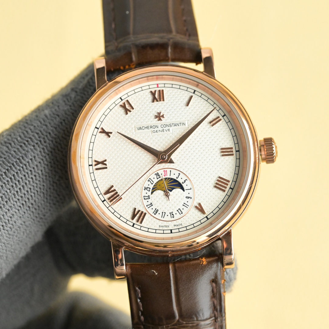 NO:339854,White and gold latest model, popular recommendation [Strong] [Strong], new model - Vacheron Constantin. Moon phase series. Men's watch is simple and atmospheric. [Victory] equipped with precise Swiss ETA2824-2 movement (6-character real calendar and 24-hour sun, moon and star function) 40mm diameter, 316 stainless steel case, wear-resistant and scratch-resistant sapphire glass, imported Italian calfskin, original quality pin buckle, super waterproof function, retro style, classic works, lasting charm, high-end luxury, a must-have for gentlemen!  ,vacheron,cowhide19860909白 金 最新款 火爆推荐[强][强],新款-江诗丹顿.月相系列.男士腕表简单不失大气[胜利]搭载精准瑞士ETA2824-2机芯（6字位真日历与24小时日月星辰功能）40mm表径,316精钢表壳,耐磨抗刮蓝宝石玻璃,进口意大利小牛皮,原装品质针扣,具备超强防水功能 复古风格,经典著作,恒久魅力,高档奢华,绅士必备！,,vacheron,cowhide,Watch
