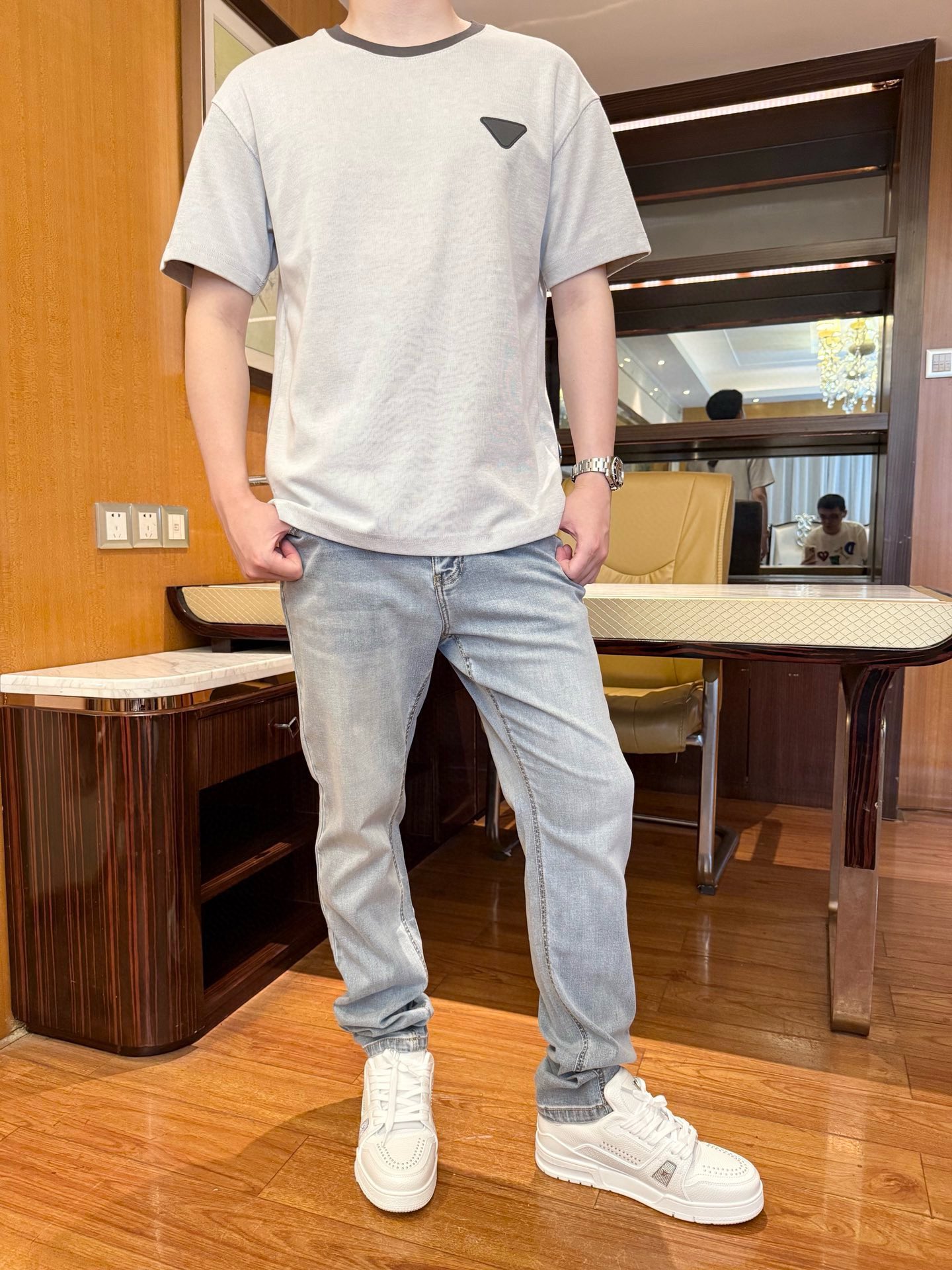 NO:511501,Prada-2025 latest hot T-shirt shipment, hot-selling items in Europe and the United States!  Selected Italian imported fine cotton fabrics with the latest design, the triangle mark on the chest highlights the fashion, and the upper body effect can be seen. S-XXL (model 180/wear M, with Hong Kong Lane Crawford gift box packaging), prada,tees, t-shirt, alexander wang19860909普拉达-2025最新爆款T恤出货 欧美热销单品！精选意大利进口精棉面料搭配最新的设计,胸口的三角标彰显时尚 上身效果看得见.码数S-XXL（模特180/穿M,配香港连卡佛礼盒包装）,,prada,tees，t-shirt,alexander wang,Men's clothing