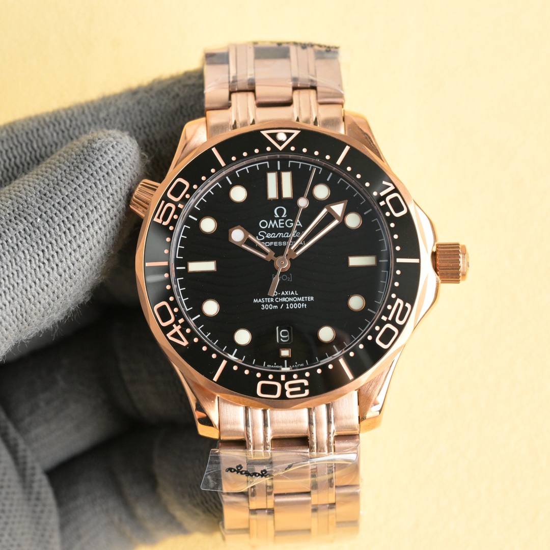 NO:339874,Platinum, rose, all steel belt 2025 latest Omega top products OMEGA SEAMASTER 300, Master Chronometer watch 42mm diving watch, local polishing of fine steel brushed case The bezel is made of black ceramic, decorated with white enamel diving scale The word ring scale is not easy to wear and distort the countdown bezel rotates counterclockwise one-way Dome sapphire mirror-plated anti-glare film  There is a calendar window at 6 o'clock, the hollowed-out hands and embossed hour scales are rhodium-plated, and covered with Super-LumiNova luminous coating, blue-green two-color luminous, minute hand green luminous display and bezel green luminous spots are used for diving oxygen countdown, multiple waterproof screw-in crowns, corrugated edge design transparent watch back movement operation is clearly visible, and a new imported mechanical movement is replicated with 8800 movement. Steel belt and natural rubber strap (durable) can be easily replaced, and different wearing styles are switched. The watch diameter is 42mm, and the actual photo is shipped.,,omega19860909白金、玫,全枚 钢带 2025最新款欧米茄顶级产品 OMEGA欧米茄SEAMASTER海马300,至臻天文台表42毫米潜水表,精钢拉丝表壳局部抛光处理 表圈采用黑色陶瓷,饰以白色珐琅潜水刻度 字圈刻度不易磨损掉色 倒计时表圈逆时针单向转动 穹型蓝宝石镜面镀防眩光膜 6点钟位置设有日历窗口,镂空指针和浮雕小时刻度经镀铑处理,并覆以Super-LumiNova夜光涂层,蓝绿双色夜光,分针绿色夜光显示配合表圈绿色夜光点用于潜水氧气倒计时,多重防水旋入式表冠,波纹边缘设计透明表背机芯运转美态清晰可见,采用全新进口机械机芯复刻8800机芯.钢带和天然橡胶表带（经久耐用）可轻易更换,切换不同佩戴风格.表径42mm 出货实拍.,,omega,Watch