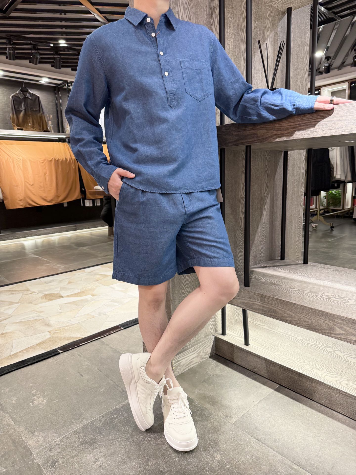 NO:511537,LP-Hot-shot fashion gem blue linen denim long-sleeved T-shirt set, fabric is 50 linen (14S) cotton (21S), breathable and comfortable. Low-key and fashionable old money style, code number m-3XL (model 180/wear L, with Hong Kong Lane Crawford gift box packaging), loro piano, tees, t-shirt, alexander wang19860909LP-爆款时尚宝石蓝亚麻牛仔长袖T恤套装,面料是50亚麻（14S）棉（21S）,透气又舒服.低调时尚的老钱风格,码数m-3XL（模特180/穿L,配香港连卡佛礼盒包装）,,loro piana,tees，t-shirt,alexander wang,Men's clothing