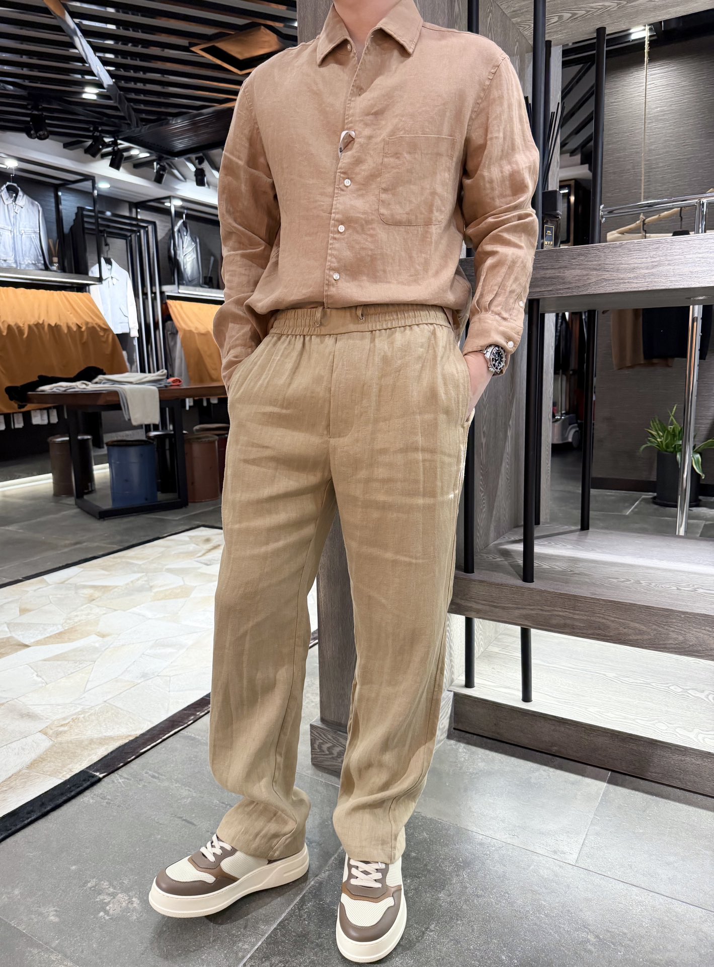 NO:511512,LP-The must-have linen casual pants for summer are here!  Old Qian style, straight loose style, free and casual, bid farewell to the sultry constraints. The drawstring design can adjust the waist circumference at will, which is convenient and practical. The linen material is breathable and sweat-absorbing. Whether it is daily going out on the street or home leisure, it can be easily controlled, bringing you a comfortable wearing experience. S-2Xl (model 180/wear M, with Hong Kong Lane Crawford gift box packaging), loro piano, alexander wang19860909LP-夏日必备的亚麻休闲裤来啦！老钱风,直筒宽松版型,自在随性,告别闷热束缚.抽绳设计可随心调节腰围,方便又实用.亚麻材质,透气又吸汗,无论是日常出街还是居家休闲,都能轻松驾驭,给你带来舒适的穿着体验.码数S-2Xl（模特180/穿M,配香港连卡佛礼盒包装）,,loro piana,alexander wang,Men's clothing