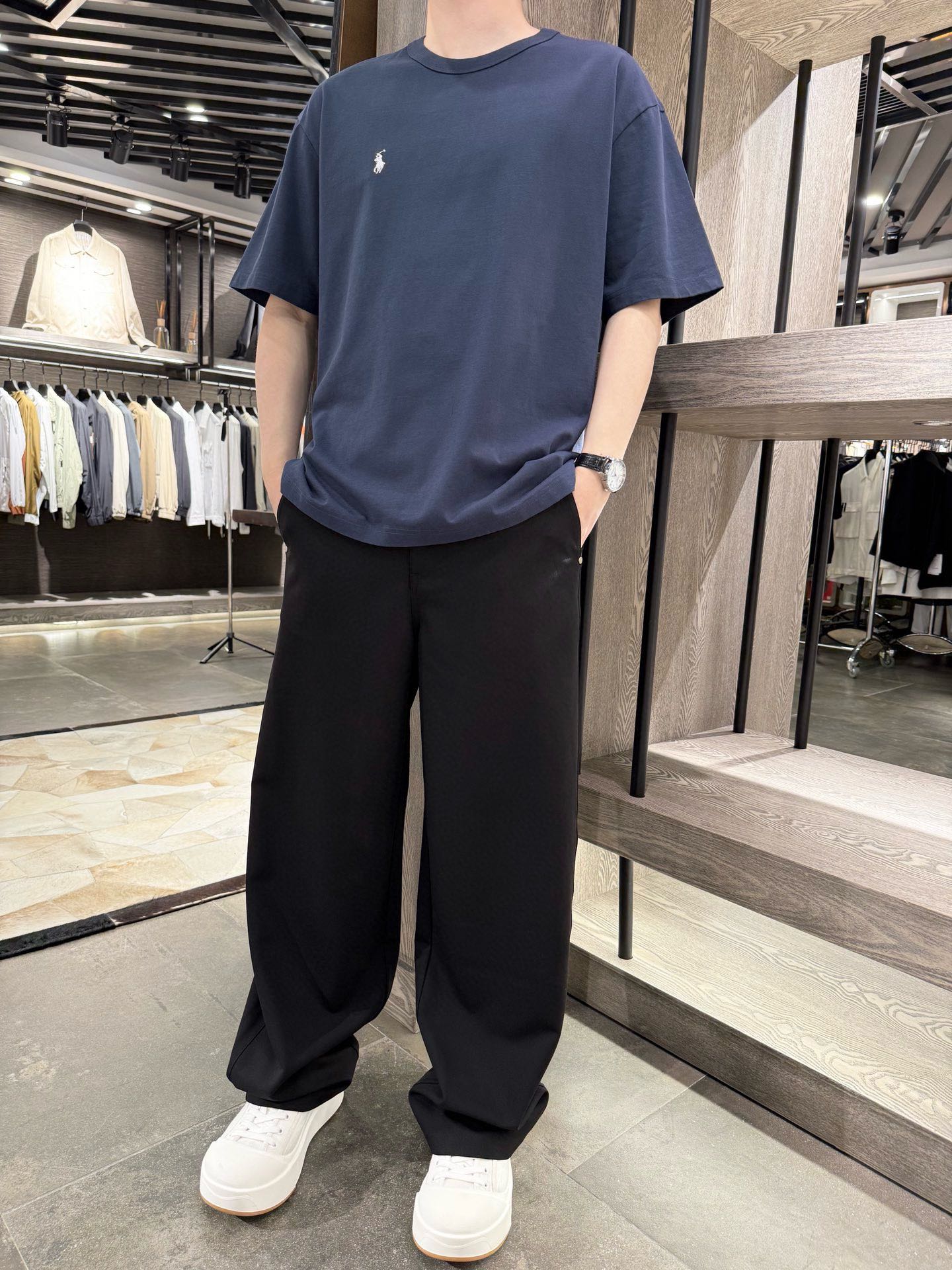 NO:511521,Paul-2025 simple and fashionable short-sleeved T-shirt. The embroidery on the chest adds highlights to the overall shape, high-quality pure cotton fabric, soft and skin-friendly, good breathability, and brings a comfortable wearing experience. Whether it is a casual style with jeans or a jacket that shows the street trend, it can be easily controlled and is an indispensable item in a fashionable wardrobe. S-2XL (model 180/wear S, with Hong Kong Lane Crawford gift box packaging), jeans, jackets & coats, T-shirt, tees, t-shirt, alexander wang19860909保罗-2025简约时尚短袖T恤.胸前的刺绣为整体造型增添亮点,高品质纯棉面料,柔软亲肤,透气性佳,带来舒适的穿着体验.无论是搭配牛仔裤打造休闲风,还是外搭夹克展现街头潮流感,它都能轻松驾驭,是时尚衣橱中不可或缺的单品.码数S-2XL(模特180/穿S,配香港连卡佛礼盒包装),,jeans,jackets & coats,T-shirt,tees，t-shirt,alexander wang,Men's clothing