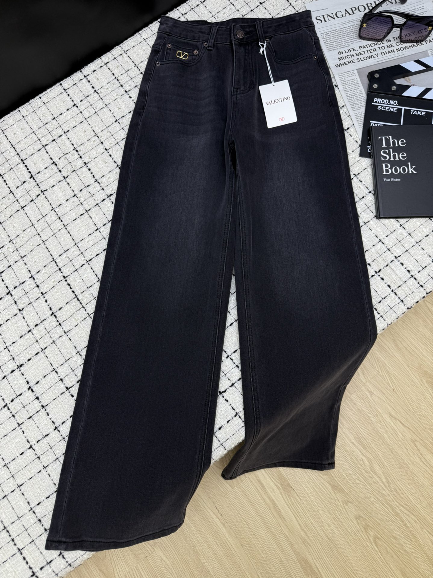 NO:467085,Valentin*25 autumn and winter new style, gold thread embroidered logo straight-leg pants in the back pocket, this is the one that you want to make your height look taller in the winter. It is easy to match it to make your body proportions, especially high. All kinds of leg shapes can be controlled, easily hide the flesh. Two colors 26-27-28-29-30,,valentino,alexander wang19860909Valentin*25秋冬新款 后袋金丝线刺绣logo直筒裤 入冬想要显高就是这一条了 随意搭配变身完美身材比例 特别显高 各种腿型都能驾驭 轻松藏住肉肉 两色26-27-28-29-30,,valentino,alexander wang,Women's clothing