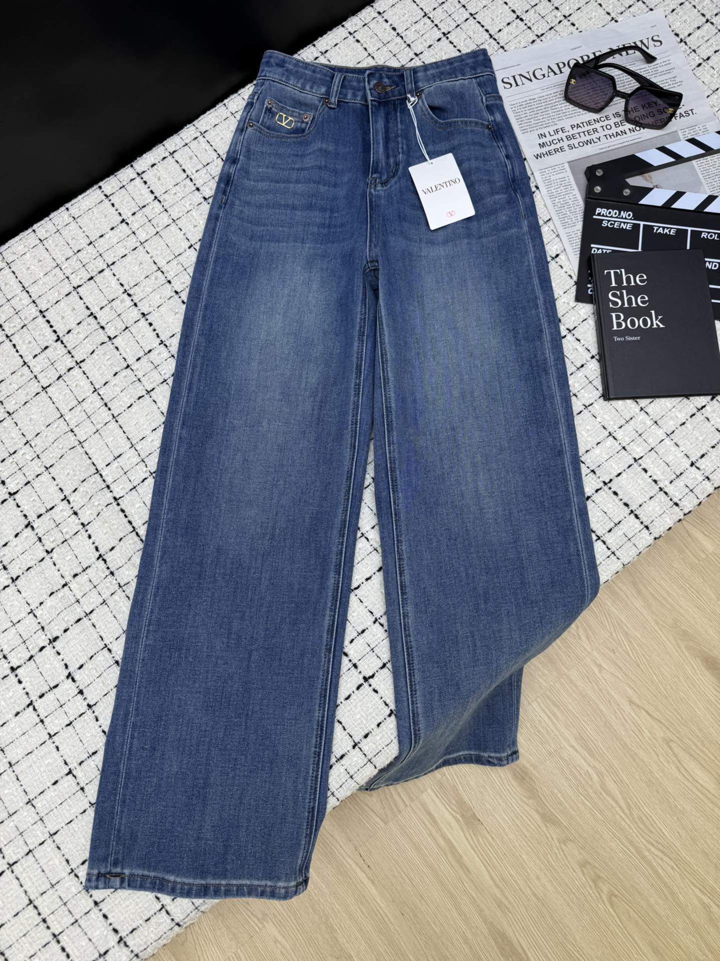 NO:467098,Valentin*25 autumn and winter new style, gold thread embroidered logo straight-leg pants in the back pocket, this is the one that you want to make your height look taller in the winter. It is easy to match it to make your body proportions, especially high. All kinds of leg shapes can be controlled, easily hide the flesh. Two colors 26-27-28-29-30,,valentino,alexander wang19860909Valentin*25秋冬新款 后袋金丝线刺绣logo直筒裤 入冬想要显高就是这一条了 随意搭配变身完美身材比例 特别显高 各种腿型都能驾驭 轻松藏住肉肉 两色26-27-28-29-30,,valentino,alexander wang,Women's clothing