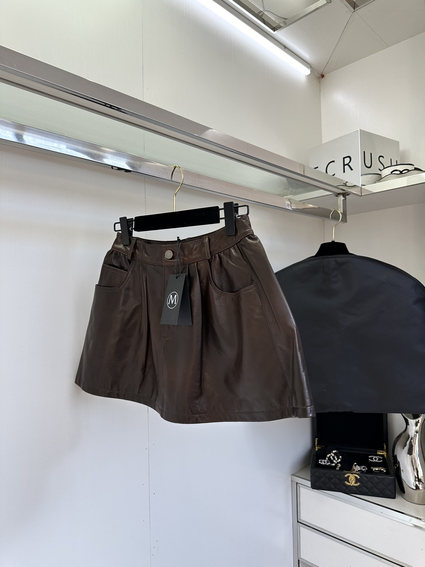 25 F 一条百搭又显瘦的小半裙 真的是可以让你在穿搭方面逆天改命的，这款小A摆半裙 绝对是衣橱不可缺少