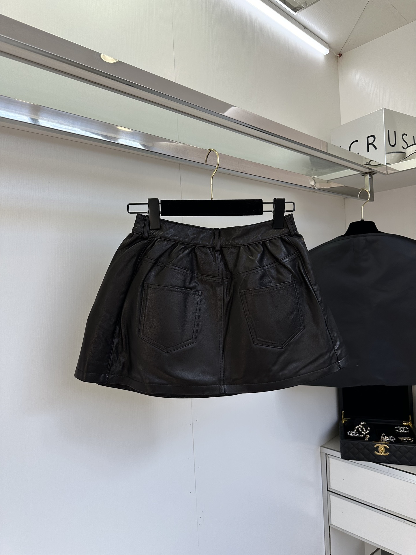 25 F 一条百搭又显瘦的小半裙 真的是可以让你在穿搭方面逆天改命的，这款小A摆半裙 绝对是衣橱不可缺少