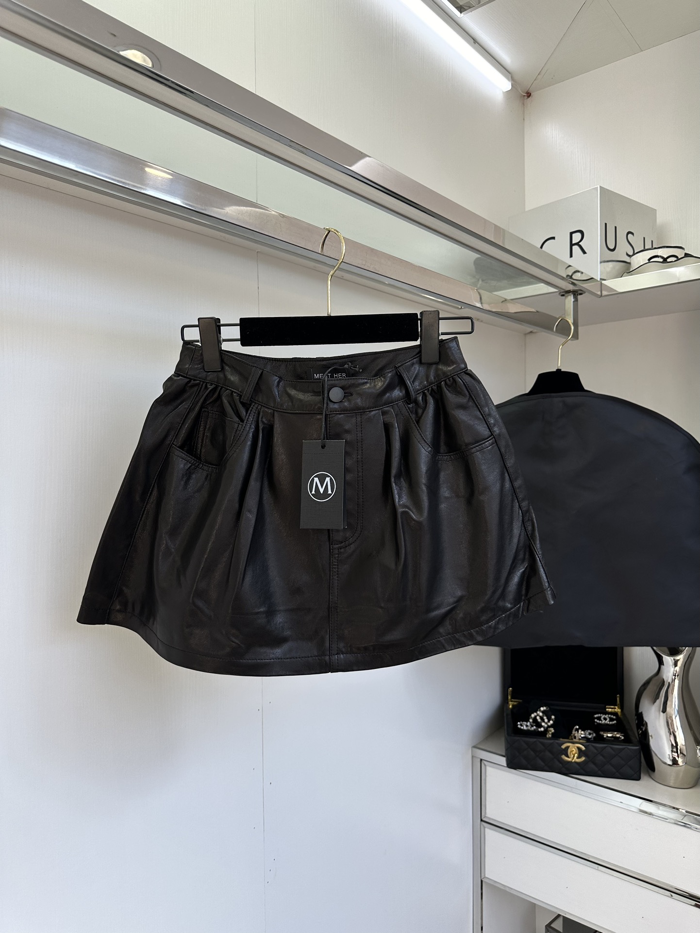 25 F 一条百搭又显瘦的小半裙 真的是可以让你在穿搭方面逆天改命的，这款小A摆半裙 绝对是衣橱不可缺少