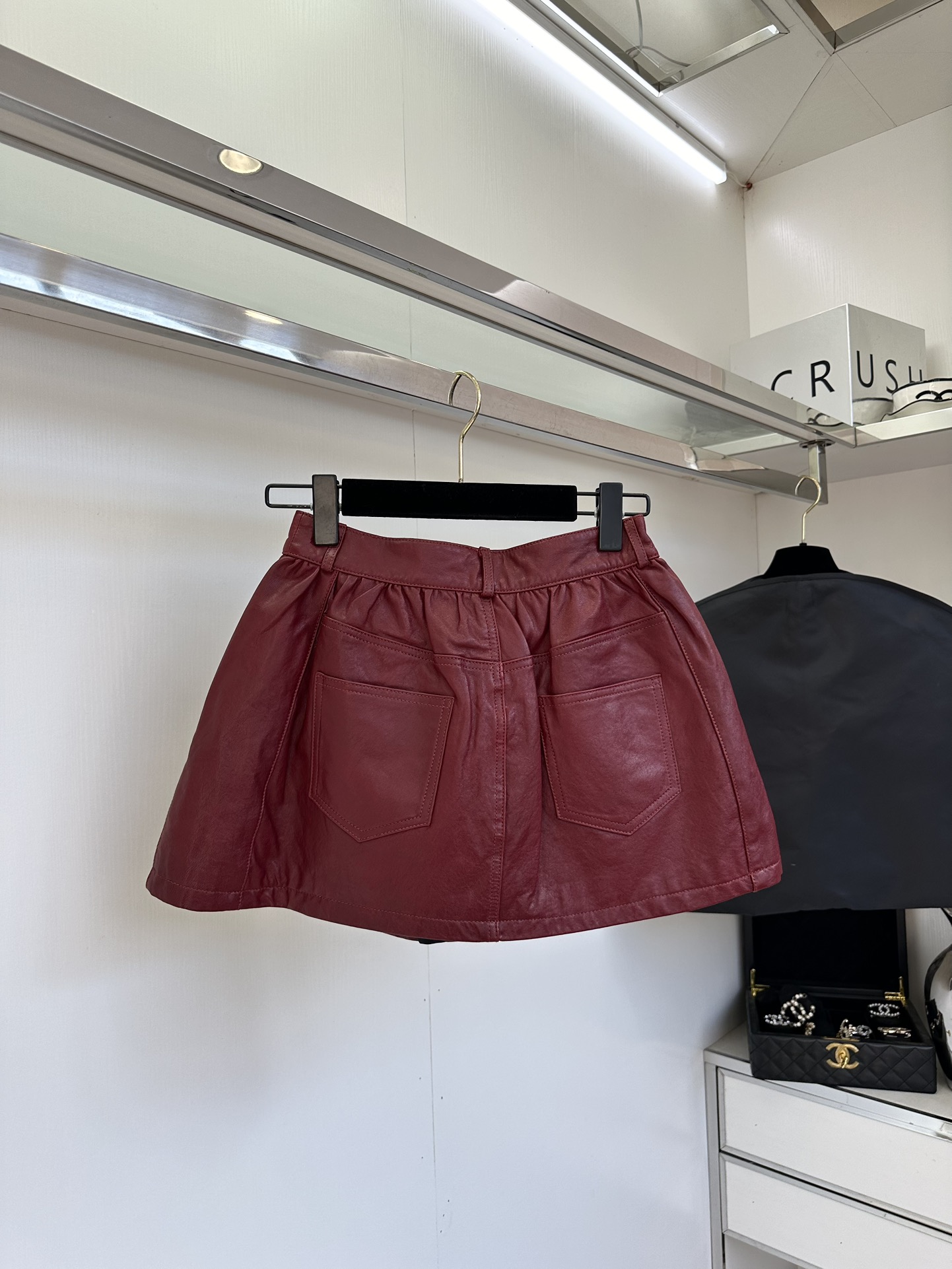 25 F 一条百搭又显瘦的小半裙 真的是可以让你在穿搭方面逆天改命的，这款小A摆半裙 绝对是衣橱不可缺少