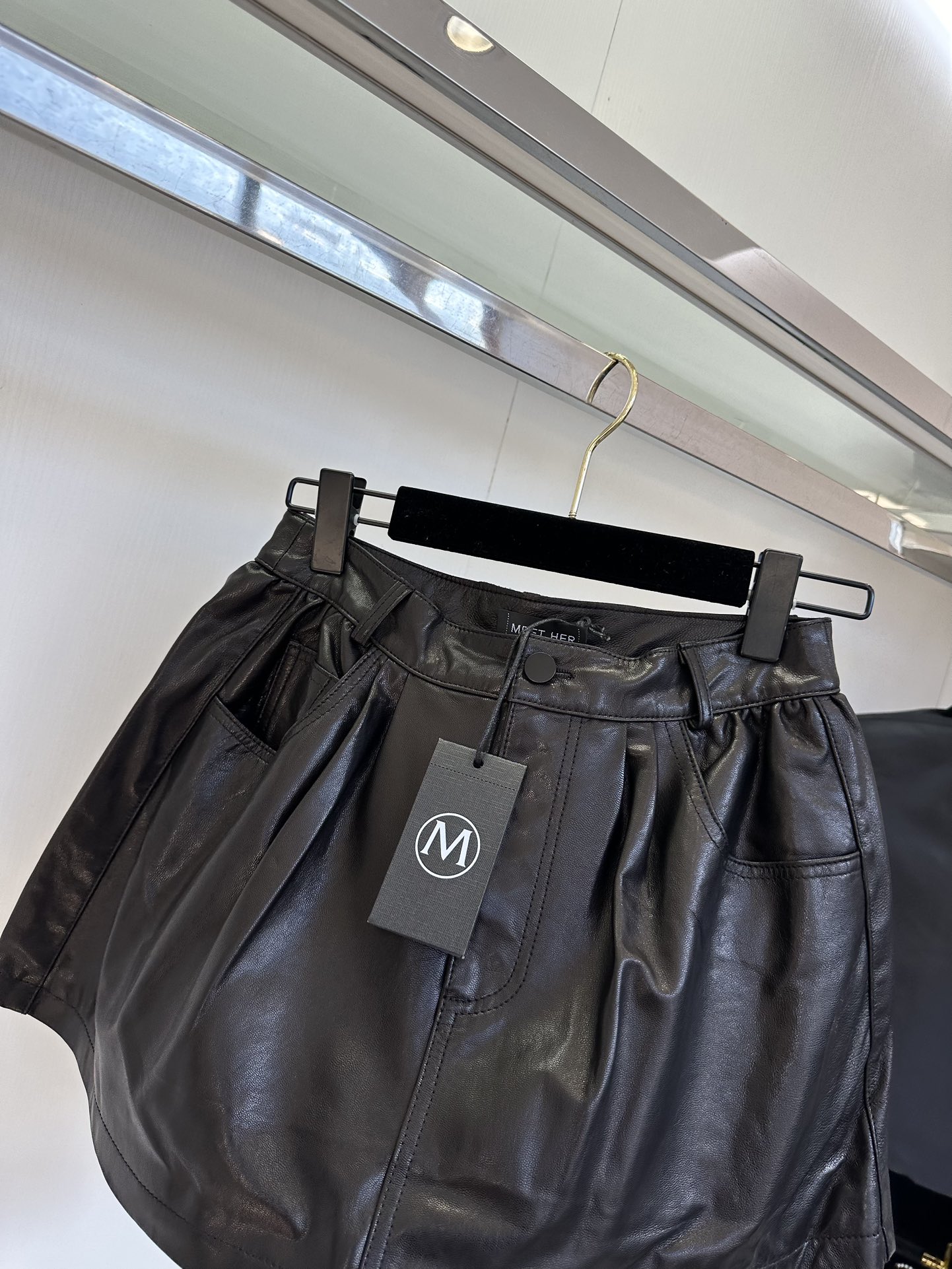 25 F 一条百搭又显瘦的小半裙 真的是可以让你在穿搭方面逆天改命的，这款小A摆半裙 绝对是衣橱不可缺少