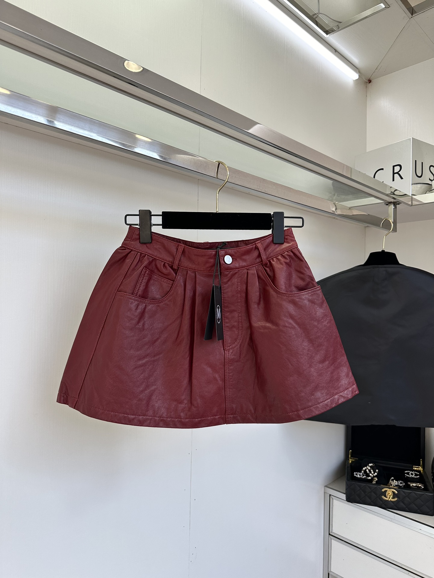 25 F 一条百搭又显瘦的小半裙 真的是可以让你在穿搭方面逆天改命的，这款小A摆半裙 绝对是衣橱不可缺少