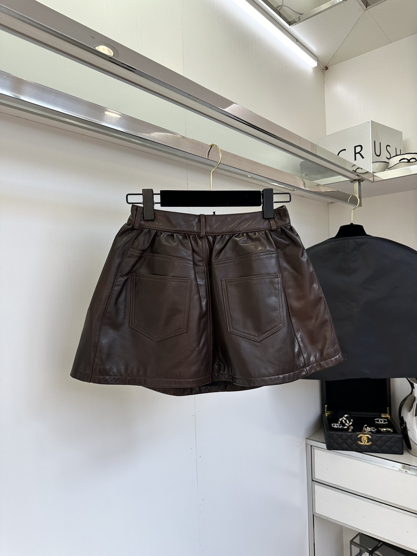 25 F 一条百搭又显瘦的小半裙 真的是可以让你在穿搭方面逆天改命的，这款小A摆半裙 绝对是衣橱不可缺少