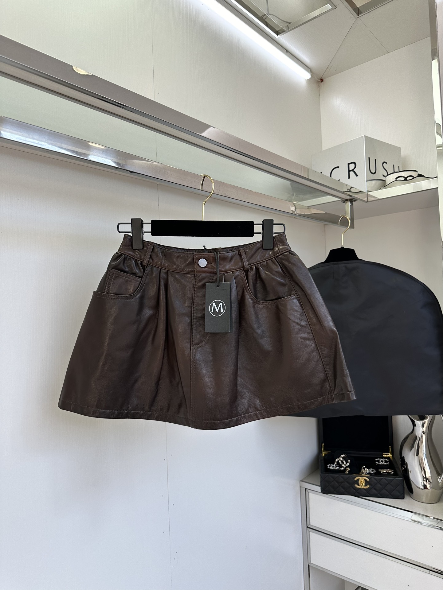 25 F 一条百搭又显瘦的小半裙 真的是可以让你在穿搭方面逆天改命的，这款小A摆半裙 绝对是衣橱不可缺少