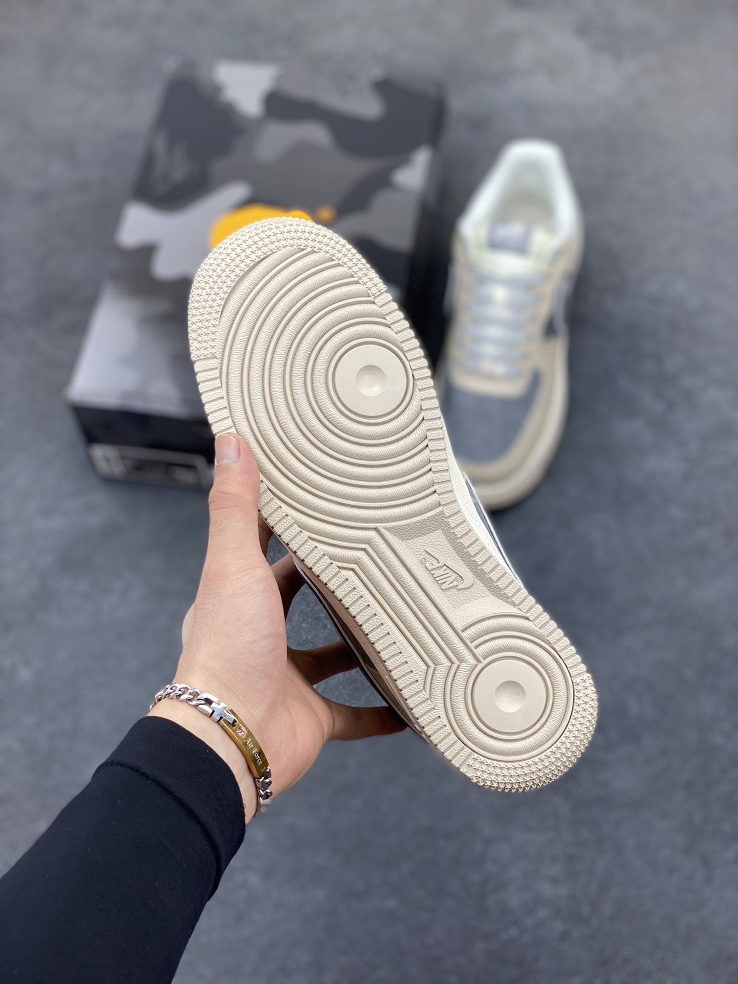 图片[5]-NIke Air Force 1 \’07 Low “Bape联名——裂纹灰咖”空军一号 低帮 运动鞋 休闲鞋 折边针车 工艺难度大 原楦头原纸板 原装鞋盒 定制五金配件 内置全掌气垫 原厂鞋底 货号：SJ6698-023 尺码：36 36.5 37.5 38 38.5 39 40 40.5 41 42 42.5 43 44 44.5 45-选品中心