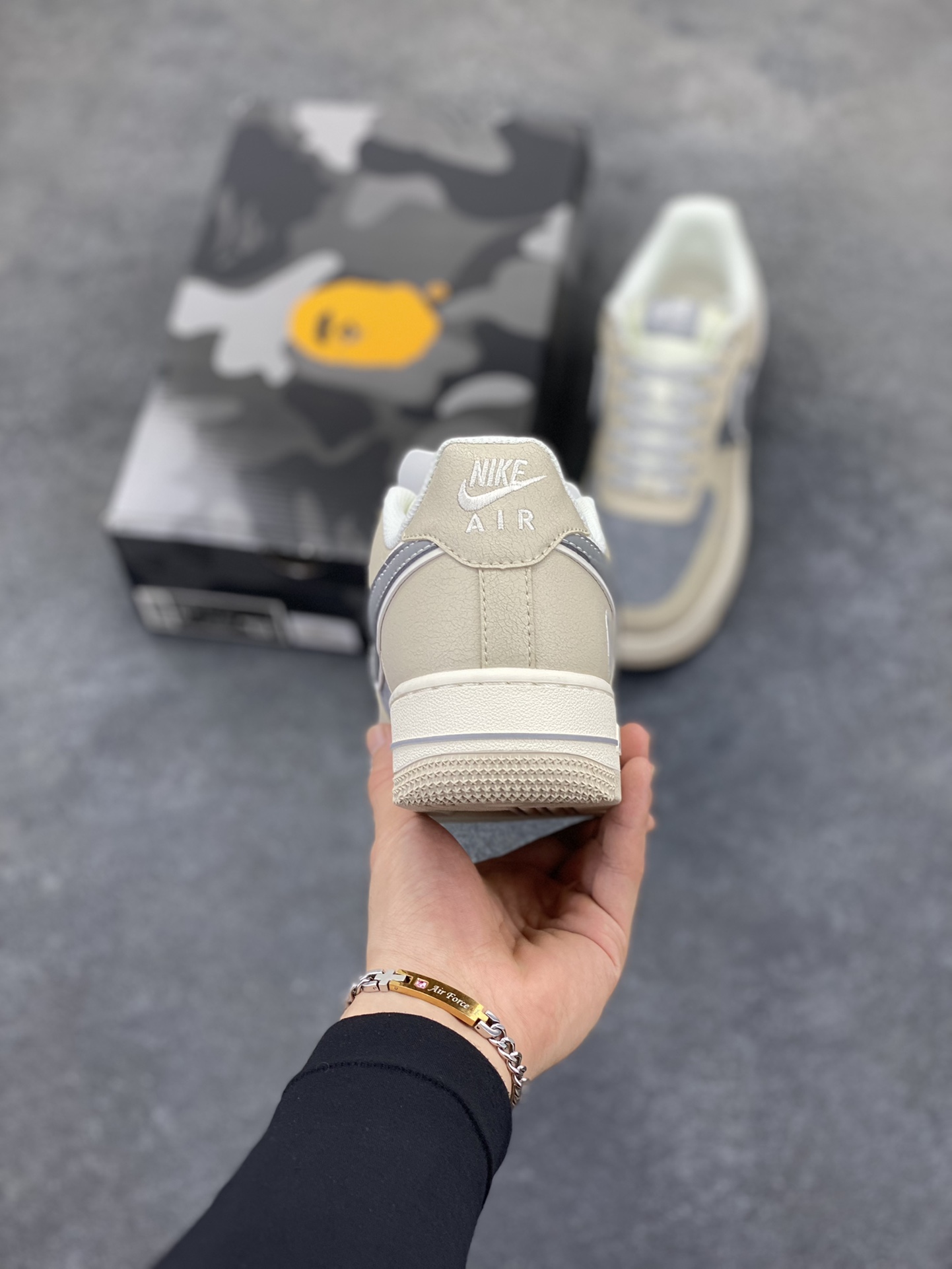 图片[4]-NIke Air Force 1 \’07 Low “Bape联名——裂纹灰咖”空军一号 低帮 运动鞋 休闲鞋 折边针车 工艺难度大 原楦头原纸板 原装鞋盒 定制五金配件 内置全掌气垫 原厂鞋底 货号：SJ6698-023 尺码：36 36.5 37.5 38 38.5 39 40 40.5 41 42 42.5 43 44 44.5 45-选品中心