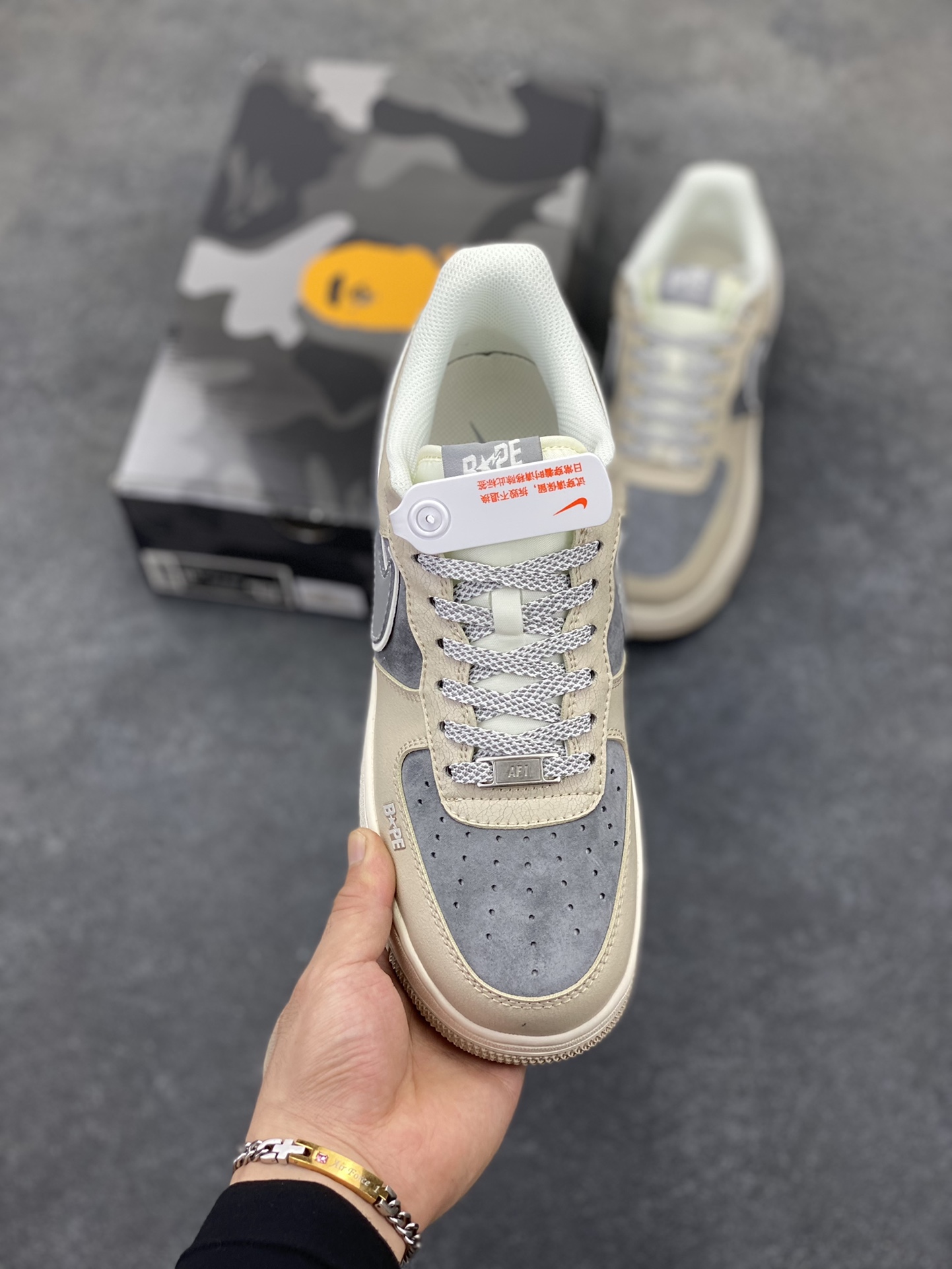图片[2]-NIke Air Force 1 \’07 Low “Bape联名——裂纹灰咖”空军一号 低帮 运动鞋 休闲鞋 折边针车 工艺难度大 原楦头原纸板 原装鞋盒 定制五金配件 内置全掌气垫 原厂鞋底 货号：SJ6698-023 尺码：36 36.5 37.5 38 38.5 39 40 40.5 41 42 42.5 43 44 44.5 45-选品中心