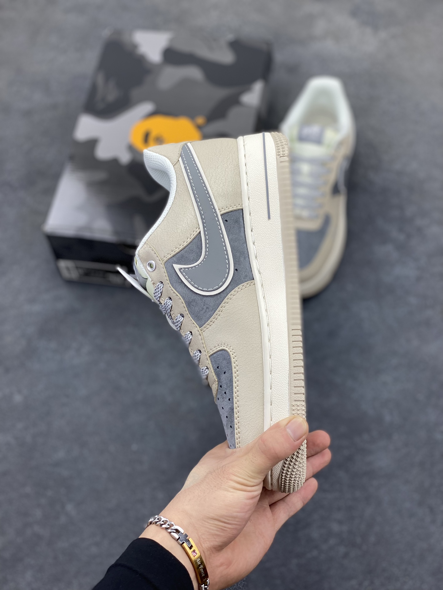 图片[3]-NIke Air Force 1 \’07 Low “Bape联名——裂纹灰咖”空军一号 低帮 运动鞋 休闲鞋 折边针车 工艺难度大 原楦头原纸板 原装鞋盒 定制五金配件 内置全掌气垫 原厂鞋底 货号：SJ6698-023 尺码：36 36.5 37.5 38 38.5 39 40 40.5 41 42 42.5 43 44 44.5 45-选品中心