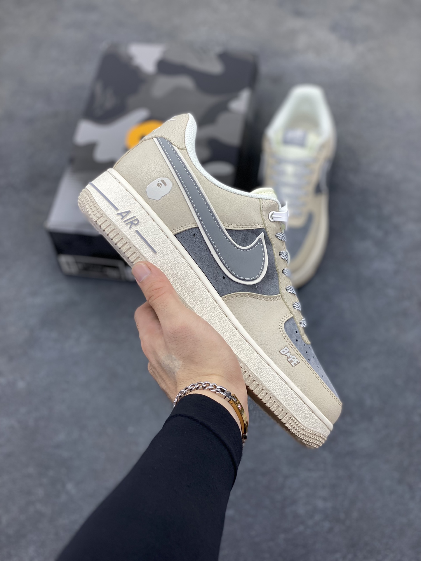 NIke Air Force 1 \'07 Low “Bape联名——裂纹灰咖”空军一号 低帮 运动鞋 休闲鞋 折边针车 工艺难度大 原楦头原纸板 原装鞋盒 定制五金配件 内置全掌气垫 原厂鞋底 货号：SJ6698-023 尺码：36 36.5 37.5 38 38.5 39 40 40.5 41 42 42.5 43 44 44.5 45-选品中心