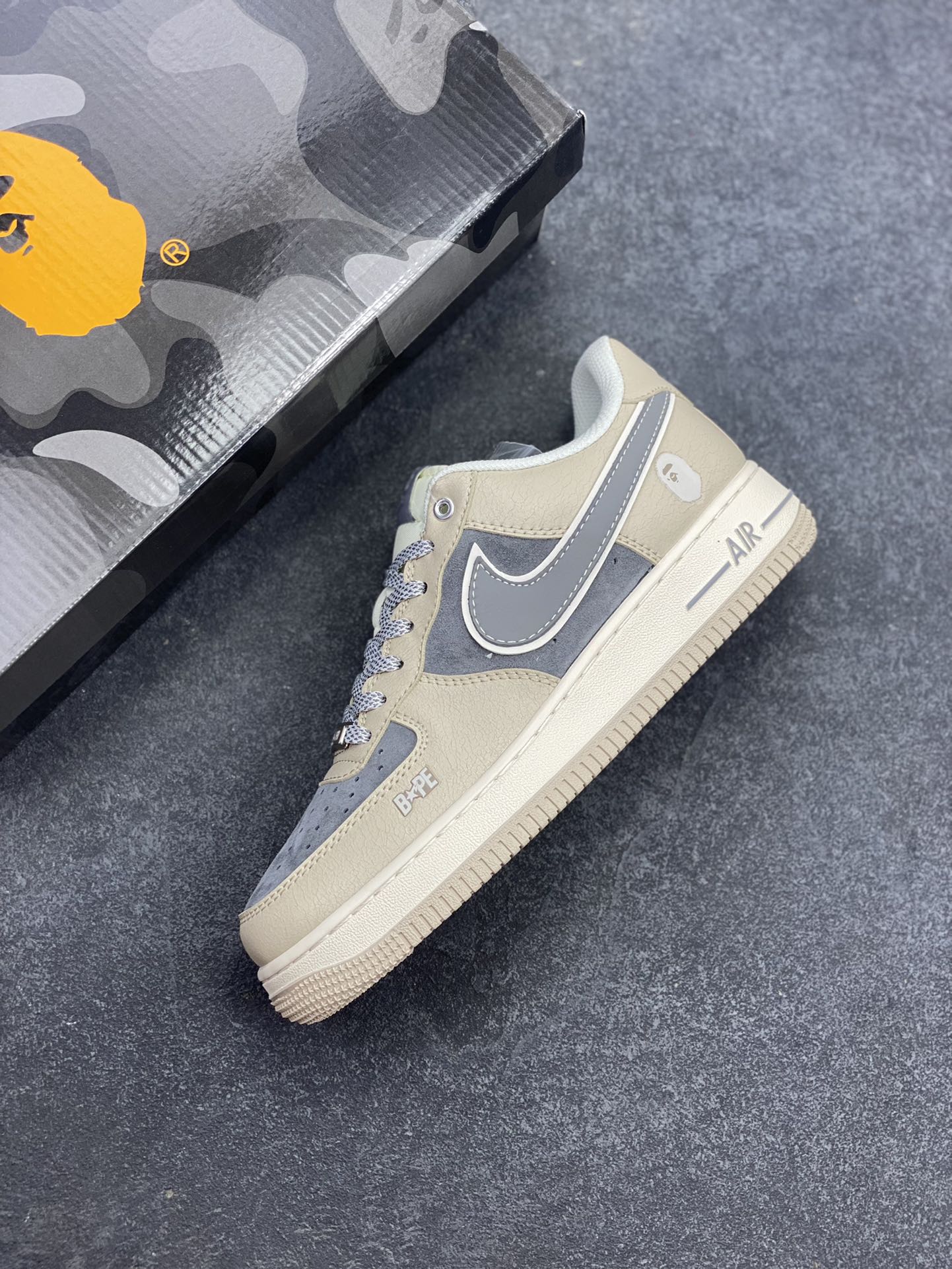 图片[7]-NIke Air Force 1 \’07 Low “Bape联名——裂纹灰咖”空军一号 低帮 运动鞋 休闲鞋 折边针车 工艺难度大 原楦头原纸板 原装鞋盒 定制五金配件 内置全掌气垫 原厂鞋底 货号：SJ6698-023 尺码：36 36.5 37.5 38 38.5 39 40 40.5 41 42 42.5 43 44 44.5 45-选品中心