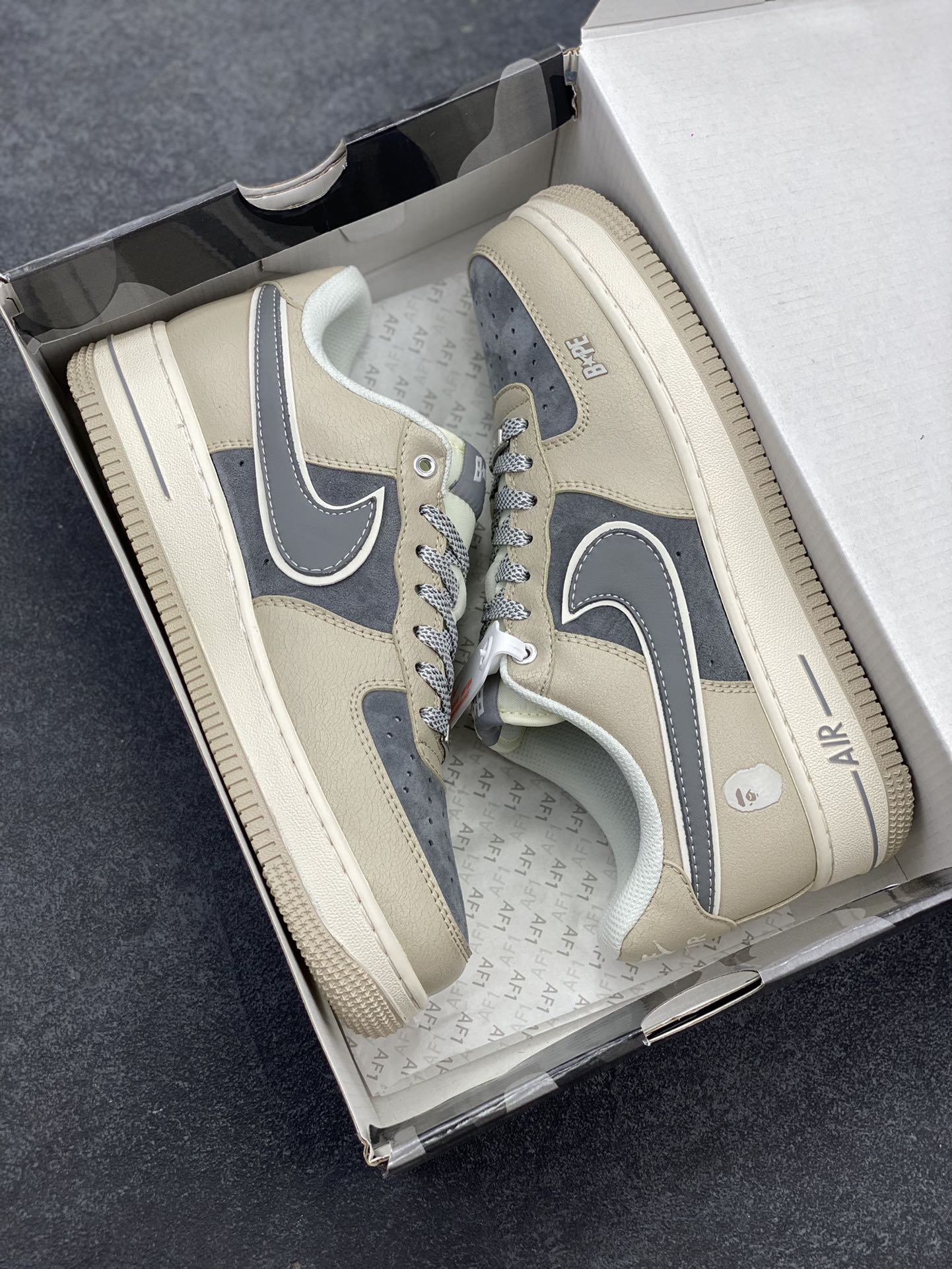 图片[9]-NIke Air Force 1 \’07 Low “Bape联名——裂纹灰咖”空军一号 低帮 运动鞋 休闲鞋 折边针车 工艺难度大 原楦头原纸板 原装鞋盒 定制五金配件 内置全掌气垫 原厂鞋底 货号：SJ6698-023 尺码：36 36.5 37.5 38 38.5 39 40 40.5 41 42 42.5 43 44 44.5 45-选品中心