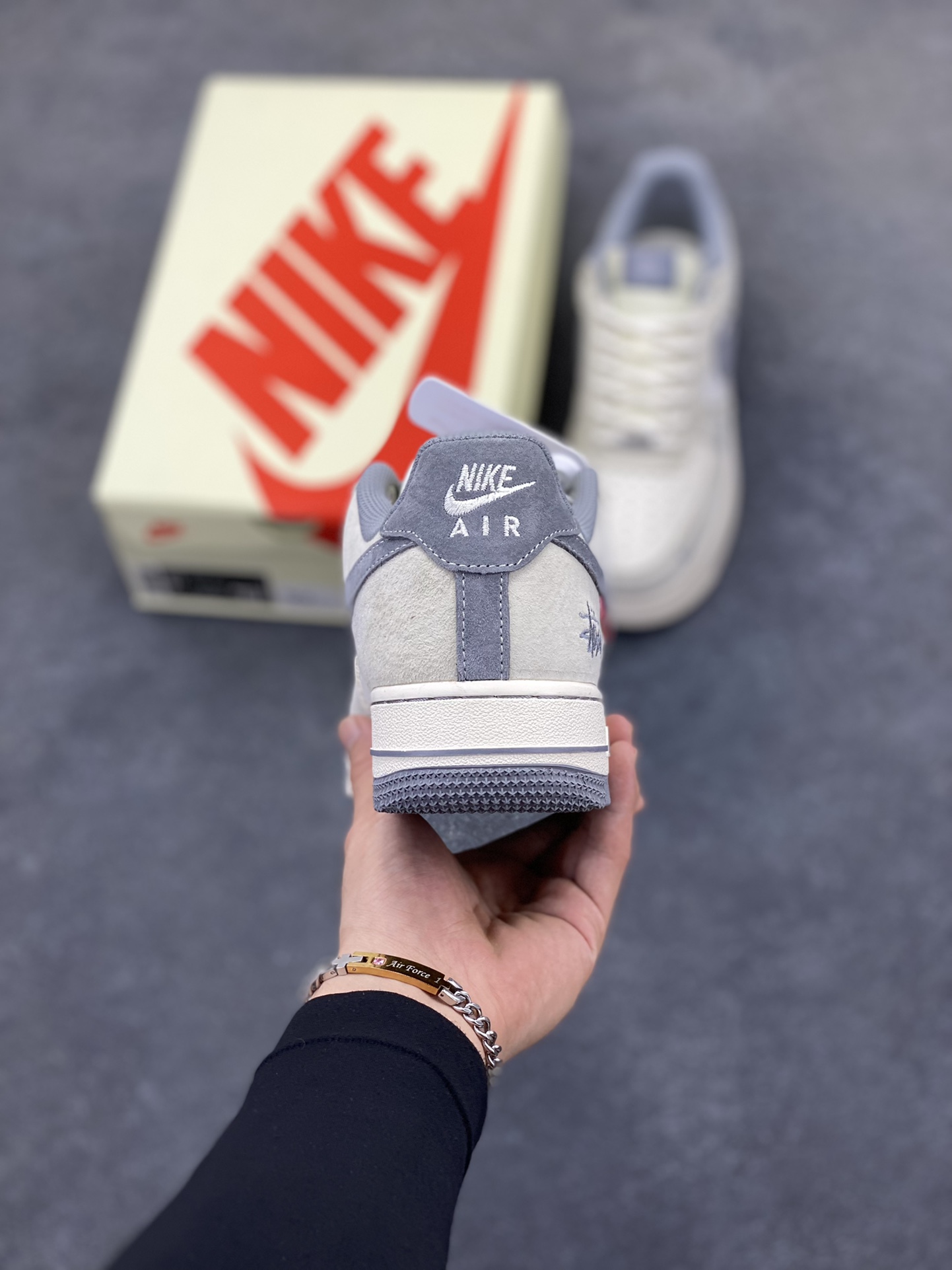 图片[4]-NIke Air Force 1 \’07 Low “斯图西联名——双拼米灰”空军一号 低帮 运动鞋 休闲鞋 折边针车 工艺难度大 原楦头原纸板 原装鞋盒 定制五金配件 内置全掌气垫 原厂鞋底 货号：SJ6698-024 尺码：36 36.5 37.5 38 38.5 39 40 40.5 41 42 42.5 43 44 44.5 45-选品中心