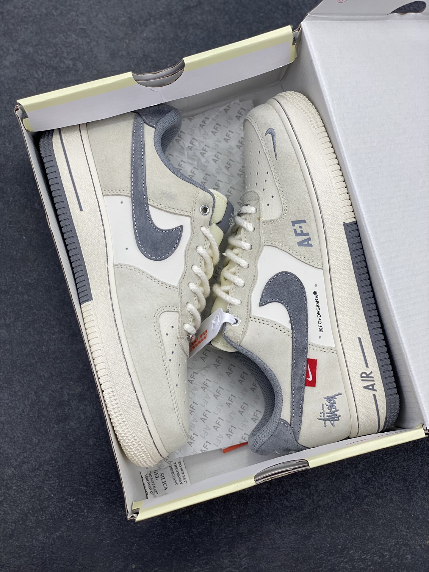 图片[9]-NIke Air Force 1 \’07 Low “斯图西联名——双拼米灰”空军一号 低帮 运动鞋 休闲鞋 折边针车 工艺难度大 原楦头原纸板 原装鞋盒 定制五金配件 内置全掌气垫 原厂鞋底 货号：SJ6698-024 尺码：36 36.5 37.5 38 38.5 39 40 40.5 41 42 42.5 43 44 44.5 45-选品中心