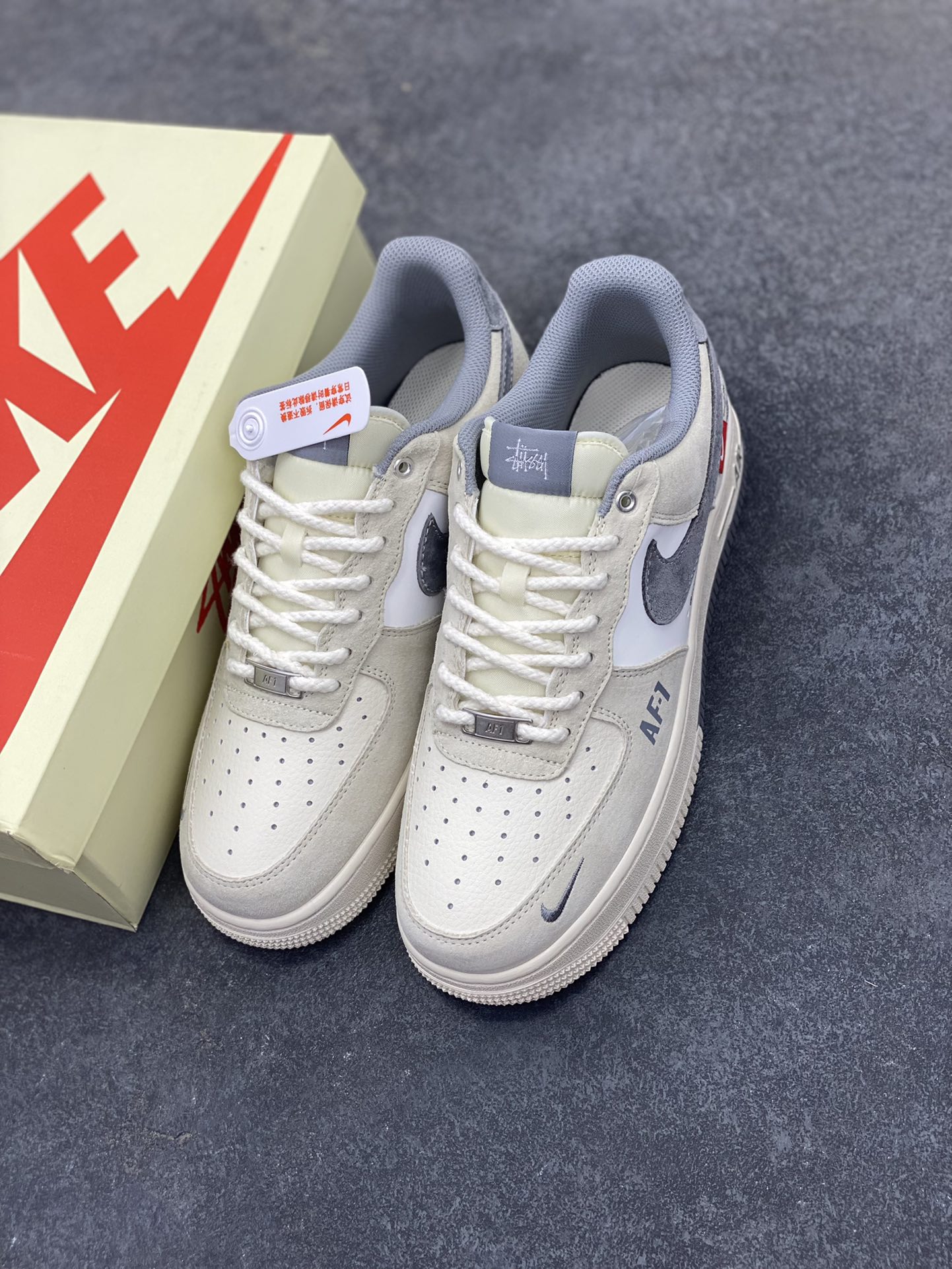 图片[8]-NIke Air Force 1 \’07 Low “斯图西联名——双拼米灰”空军一号 低帮 运动鞋 休闲鞋 折边针车 工艺难度大 原楦头原纸板 原装鞋盒 定制五金配件 内置全掌气垫 原厂鞋底 货号：SJ6698-024 尺码：36 36.5 37.5 38 38.5 39 40 40.5 41 42 42.5 43 44 44.5 45-选品中心