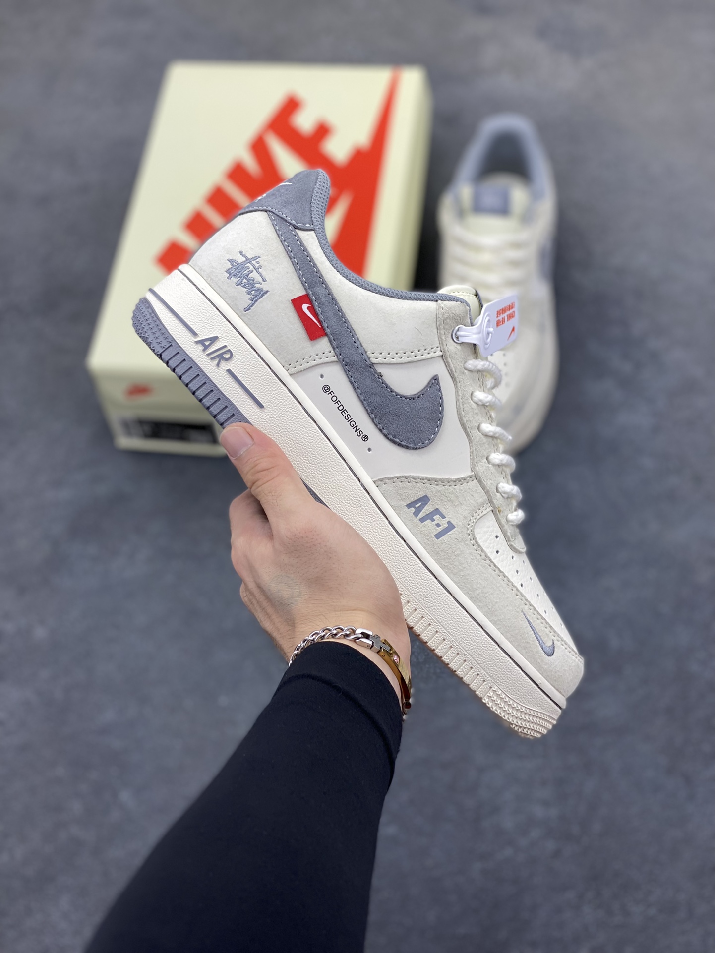 NIke Air Force 1 \'07 Low “斯图西联名——双拼米灰”空军一号 低帮 运动鞋 休闲鞋 折边针车 工艺难度大 原楦头原纸板 原装鞋盒 定制五金配件 内置全掌气垫 原厂鞋底 货号：SJ6698-024 尺码：36 36.5 37.5 38 38.5 39 40 40.5 41 42 42.5 43 44 44.5 45-选品中心