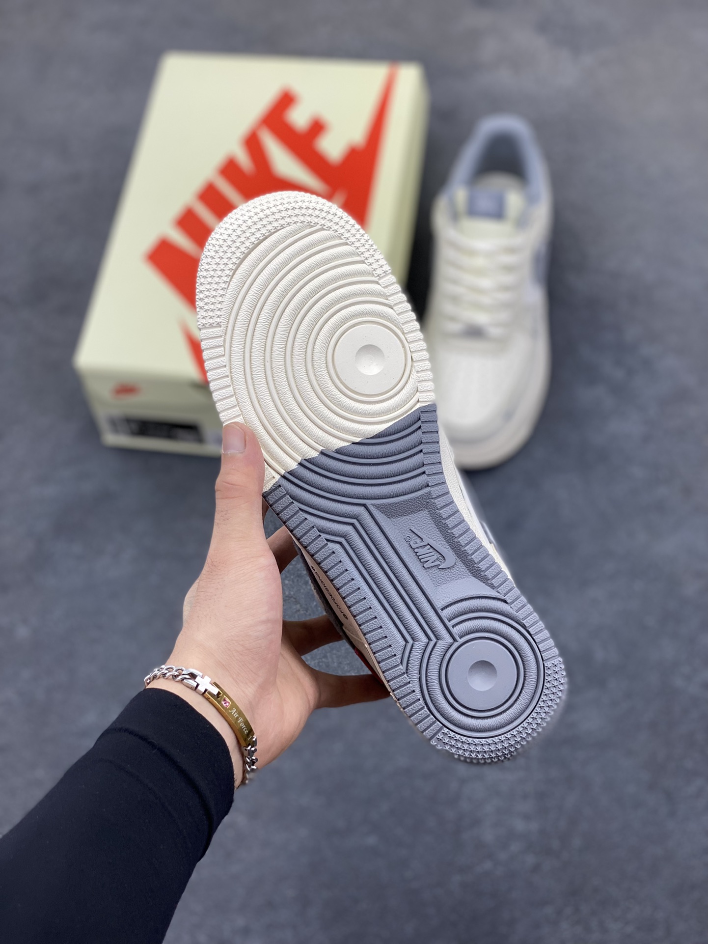 图片[5]-NIke Air Force 1 \’07 Low “斯图西联名——双拼米灰”空军一号 低帮 运动鞋 休闲鞋 折边针车 工艺难度大 原楦头原纸板 原装鞋盒 定制五金配件 内置全掌气垫 原厂鞋底 货号：SJ6698-024 尺码：36 36.5 37.5 38 38.5 39 40 40.5 41 42 42.5 43 44 44.5 45-选品中心