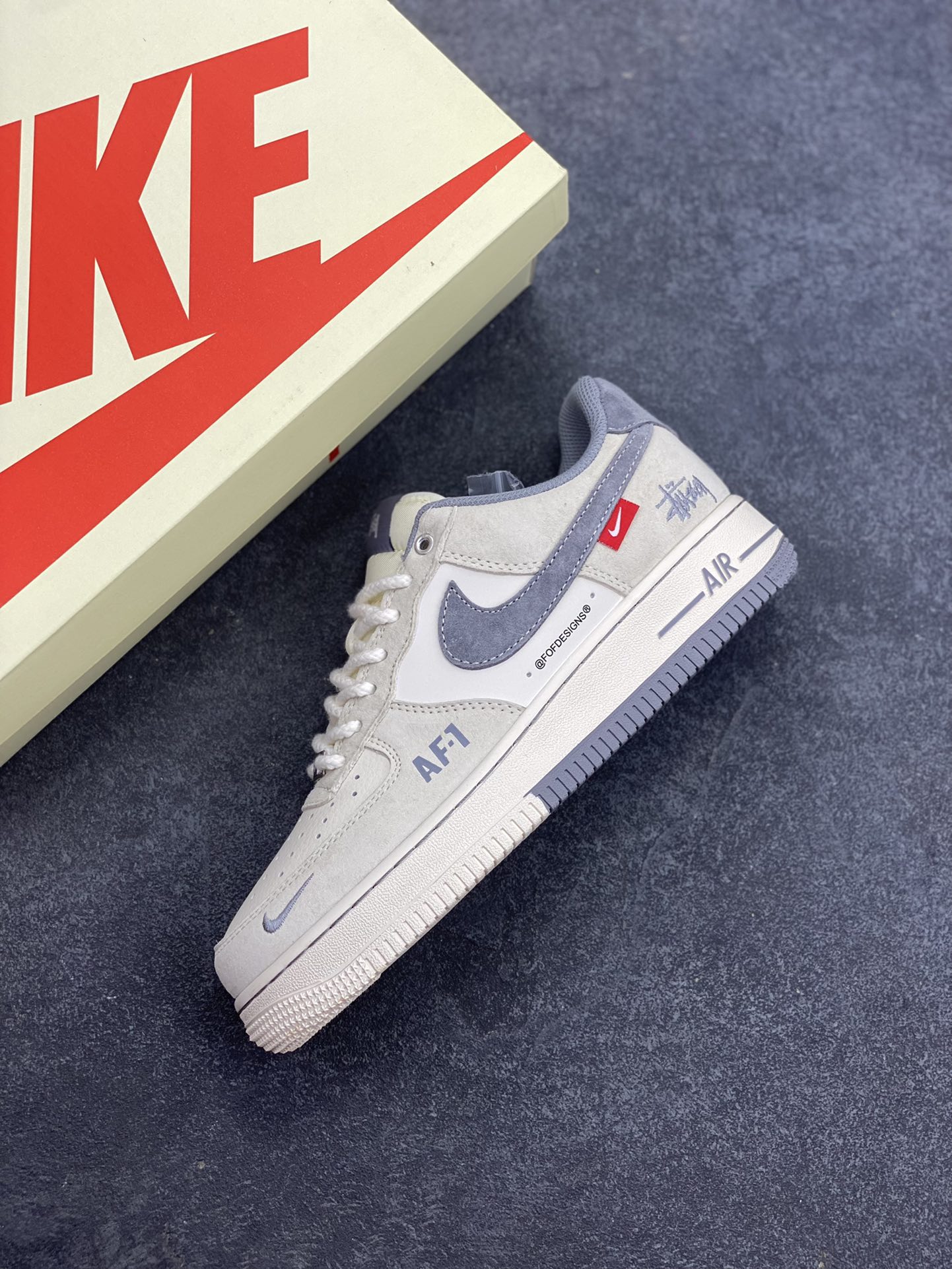 图片[7]-NIke Air Force 1 \’07 Low “斯图西联名——双拼米灰”空军一号 低帮 运动鞋 休闲鞋 折边针车 工艺难度大 原楦头原纸板 原装鞋盒 定制五金配件 内置全掌气垫 原厂鞋底 货号：SJ6698-024 尺码：36 36.5 37.5 38 38.5 39 40 40.5 41 42 42.5 43 44 44.5 45-选品中心