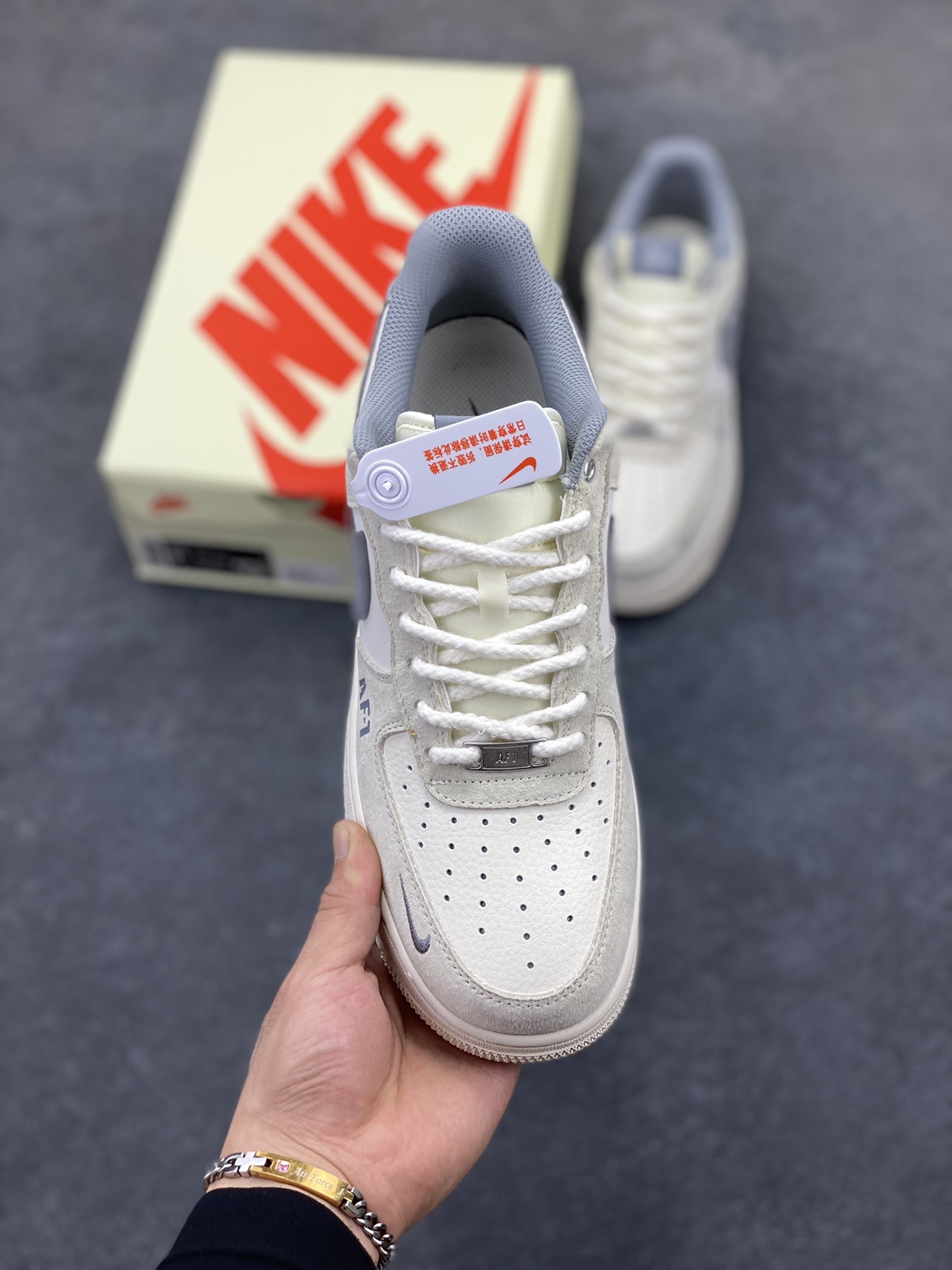 图片[2]-NIke Air Force 1 \’07 Low “斯图西联名——双拼米灰”空军一号 低帮 运动鞋 休闲鞋 折边针车 工艺难度大 原楦头原纸板 原装鞋盒 定制五金配件 内置全掌气垫 原厂鞋底 货号：SJ6698-024 尺码：36 36.5 37.5 38 38.5 39 40 40.5 41 42 42.5 43 44 44.5 45-选品中心