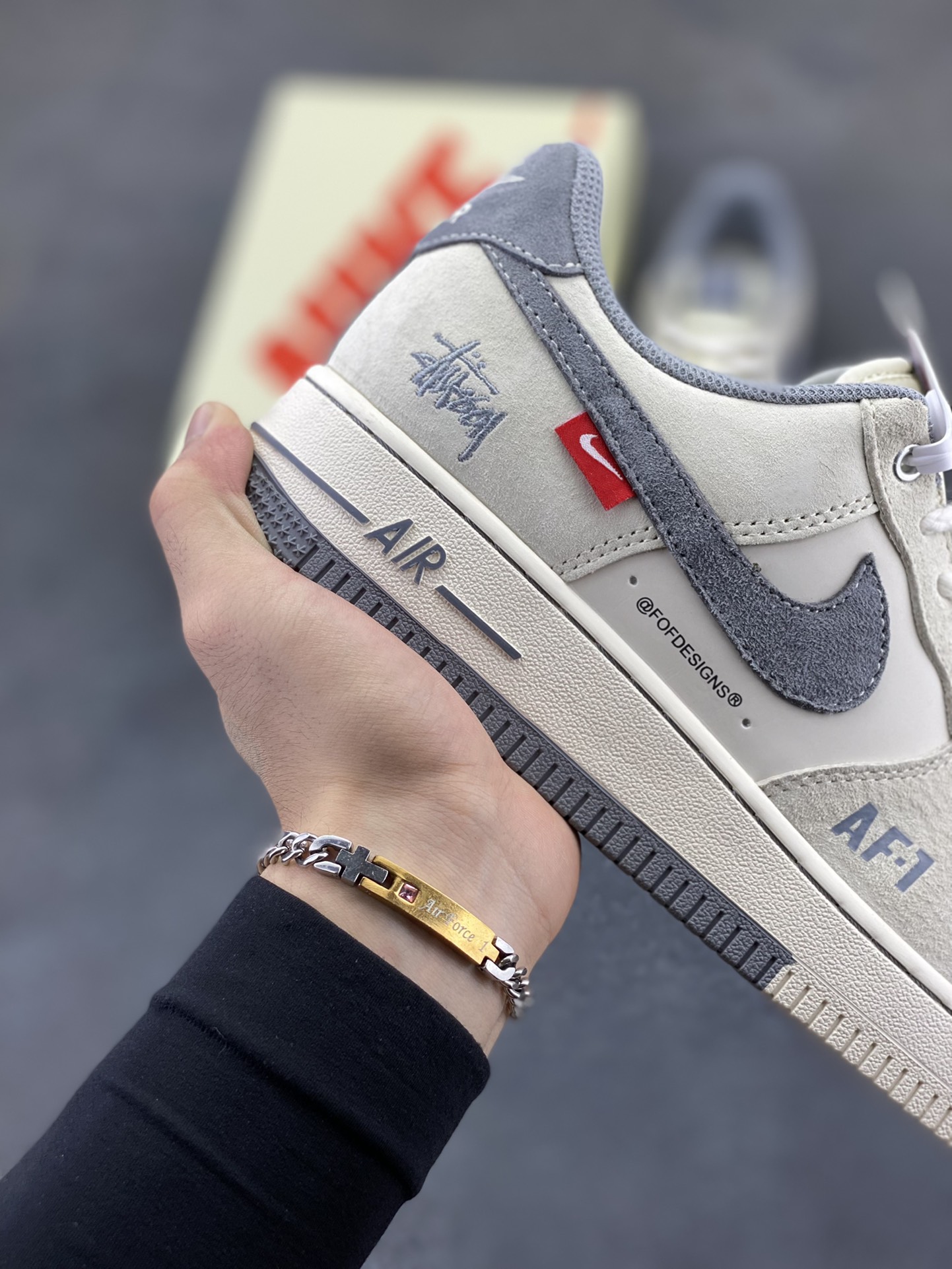 图片[6]-NIke Air Force 1 \’07 Low “斯图西联名——双拼米灰”空军一号 低帮 运动鞋 休闲鞋 折边针车 工艺难度大 原楦头原纸板 原装鞋盒 定制五金配件 内置全掌气垫 原厂鞋底 货号：SJ6698-024 尺码：36 36.5 37.5 38 38.5 39 40 40.5 41 42 42.5 43 44 44.5 45-选品中心