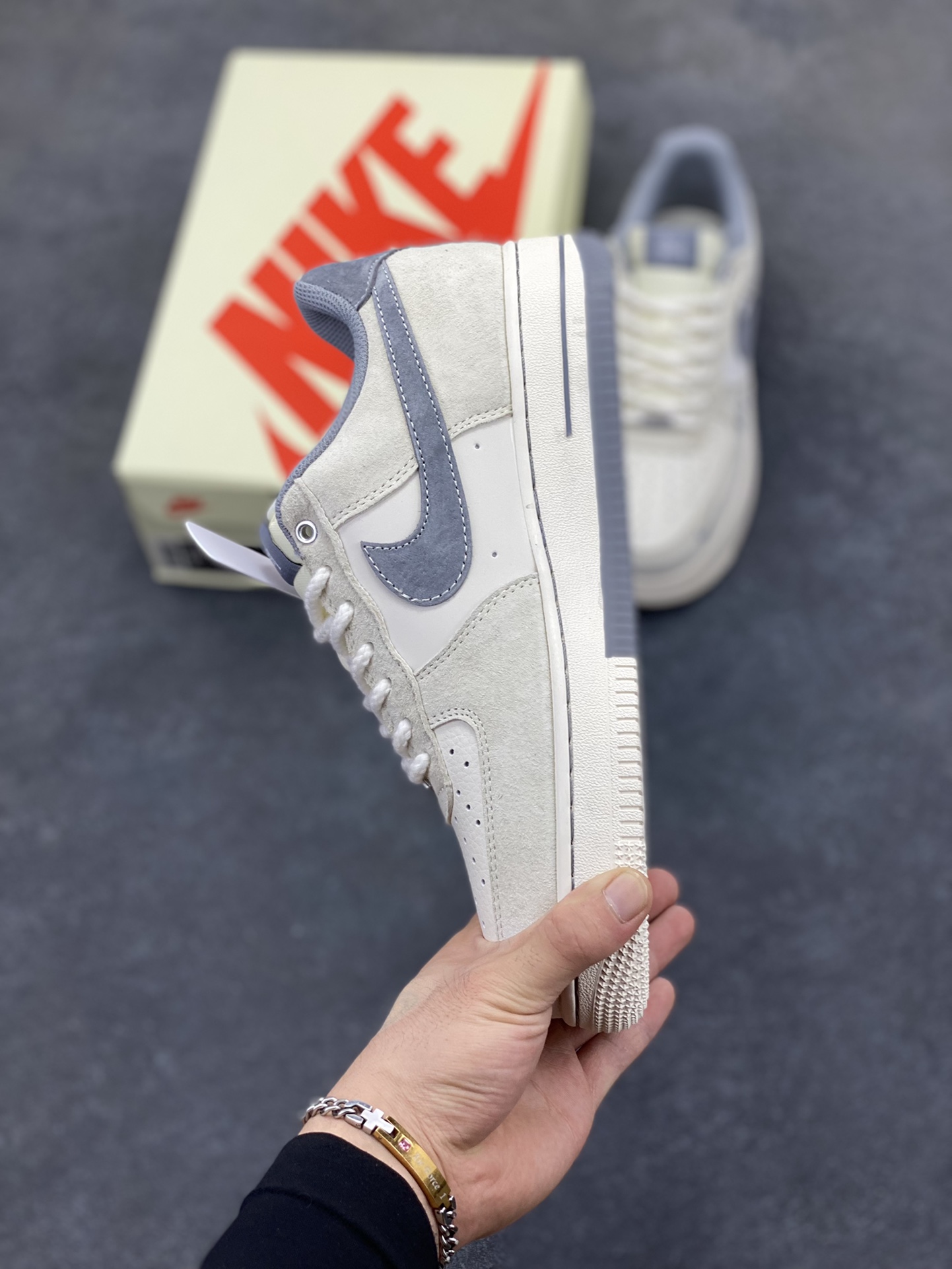 图片[3]-NIke Air Force 1 \’07 Low “斯图西联名——双拼米灰”空军一号 低帮 运动鞋 休闲鞋 折边针车 工艺难度大 原楦头原纸板 原装鞋盒 定制五金配件 内置全掌气垫 原厂鞋底 货号：SJ6698-024 尺码：36 36.5 37.5 38 38.5 39 40 40.5 41 42 42.5 43 44 44.5 45-选品中心