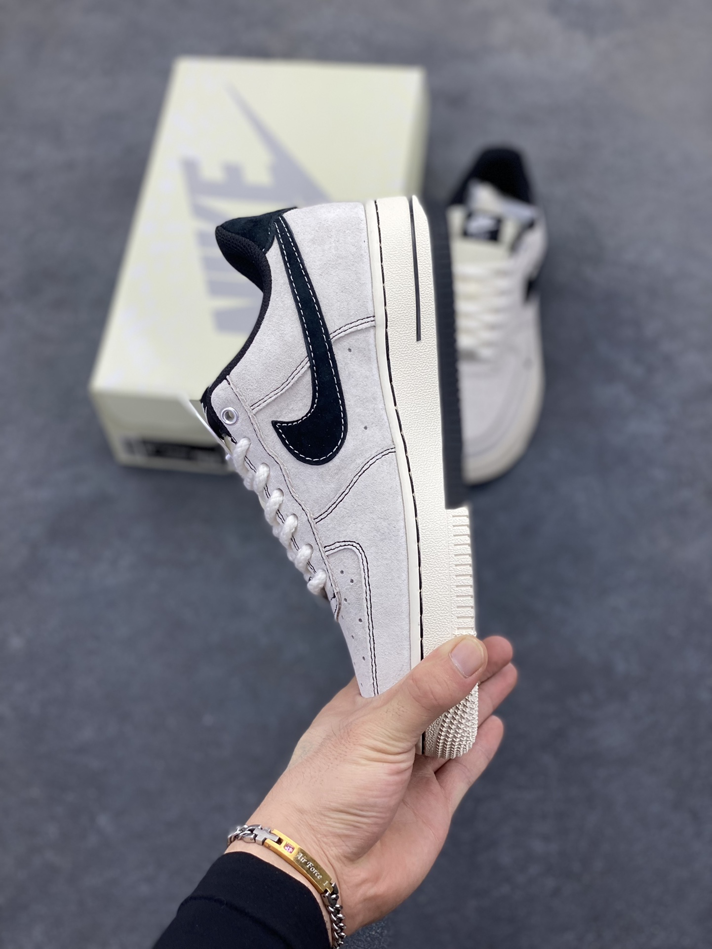 图片[3]-NIke Air Force 1 \’07 Low “冠军联名——双拼三小勾”空军一号 低帮 运动鞋 休闲鞋 折边针车 工艺难度大 原楦头原纸板 原装鞋盒 定制五金配件 内置全掌气垫 原厂鞋底 货号：SJ6698-021 尺码：36 36.5 37.5 38 38.5 39 40 40.5 41 42 42.5 43 44 44.5 45-选品中心