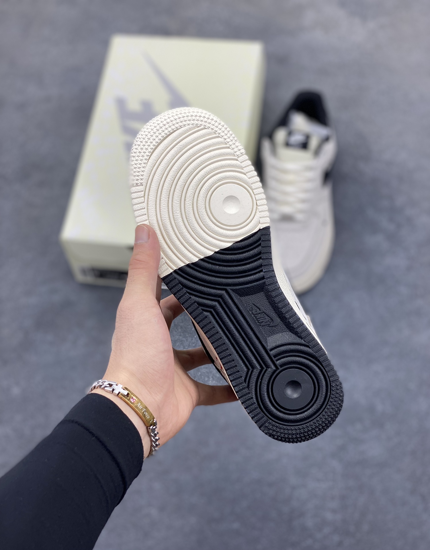 图片[5]-NIke Air Force 1 \’07 Low “冠军联名——双拼三小勾”空军一号 低帮 运动鞋 休闲鞋 折边针车 工艺难度大 原楦头原纸板 原装鞋盒 定制五金配件 内置全掌气垫 原厂鞋底 货号：SJ6698-021 尺码：36 36.5 37.5 38 38.5 39 40 40.5 41 42 42.5 43 44 44.5 45-选品中心