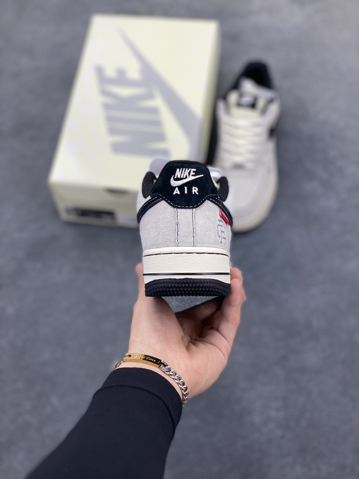 图片[4]-NIke Air Force 1 \’07 Low “冠军联名——双拼三小勾”空军一号 低帮 运动鞋 休闲鞋 折边针车 工艺难度大 原楦头原纸板 原装鞋盒 定制五金配件 内置全掌气垫 原厂鞋底 货号：SJ6698-021 尺码：36 36.5 37.5 38 38.5 39 40 40.5 41 42 42.5 43 44 44.5 45-选品中心