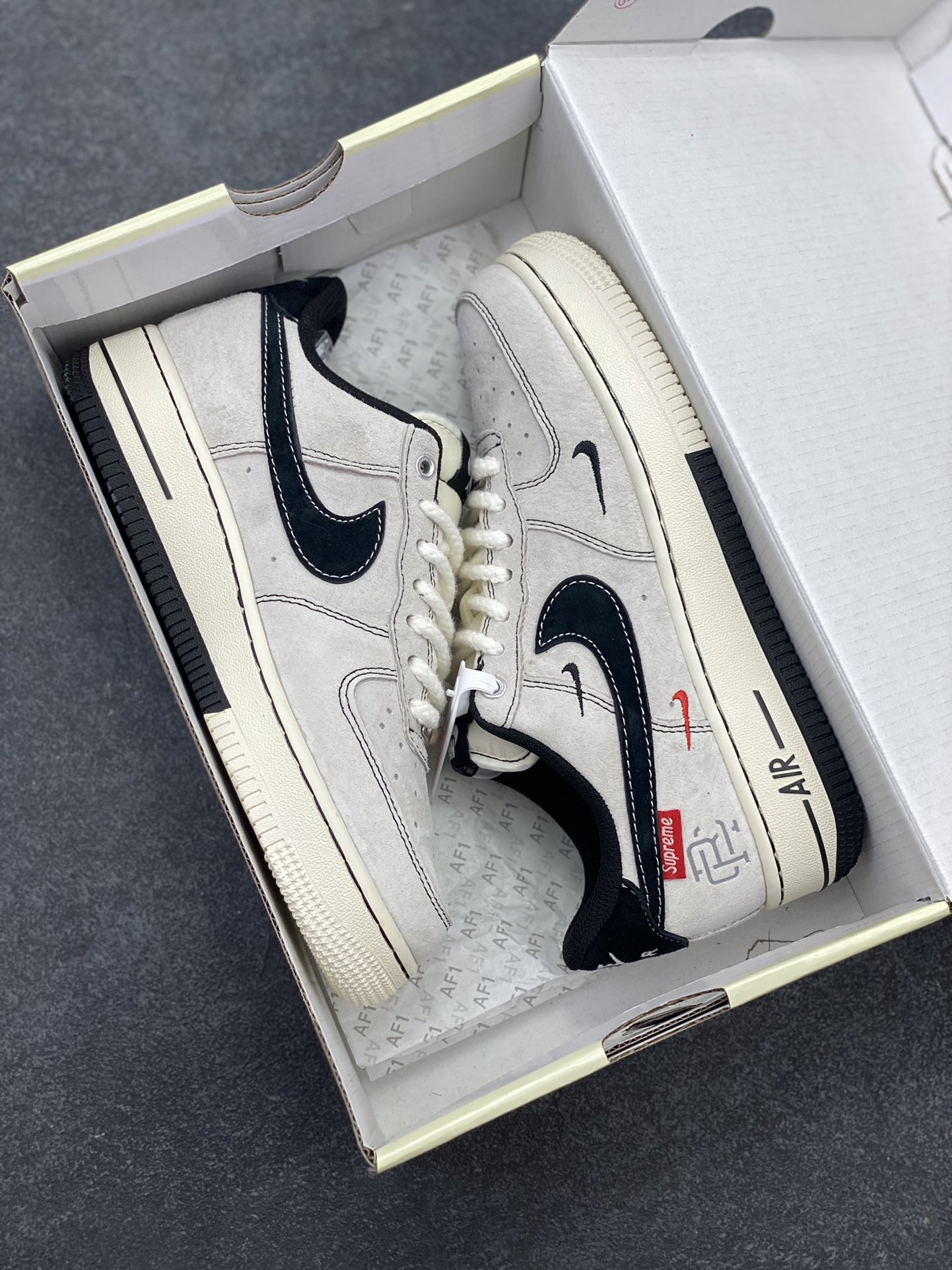 图片[9]-NIke Air Force 1 \’07 Low “冠军联名——双拼三小勾”空军一号 低帮 运动鞋 休闲鞋 折边针车 工艺难度大 原楦头原纸板 原装鞋盒 定制五金配件 内置全掌气垫 原厂鞋底 货号：SJ6698-021 尺码：36 36.5 37.5 38 38.5 39 40 40.5 41 42 42.5 43 44 44.5 45-选品中心