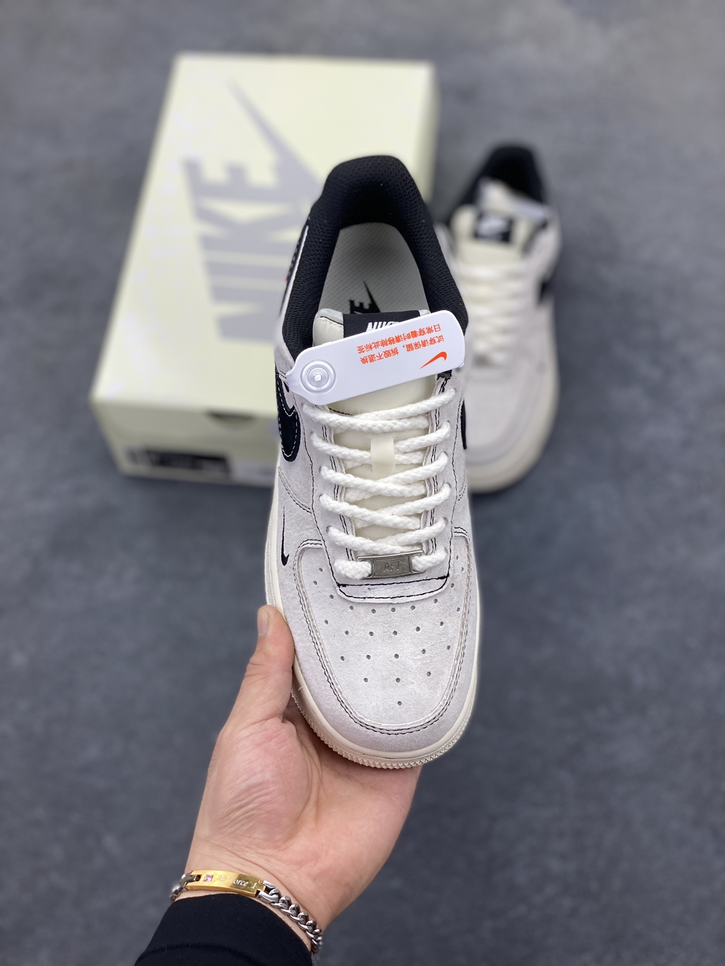 图片[2]-NIke Air Force 1 \’07 Low “冠军联名——双拼三小勾”空军一号 低帮 运动鞋 休闲鞋 折边针车 工艺难度大 原楦头原纸板 原装鞋盒 定制五金配件 内置全掌气垫 原厂鞋底 货号：SJ6698-021 尺码：36 36.5 37.5 38 38.5 39 40 40.5 41 42 42.5 43 44 44.5 45-选品中心