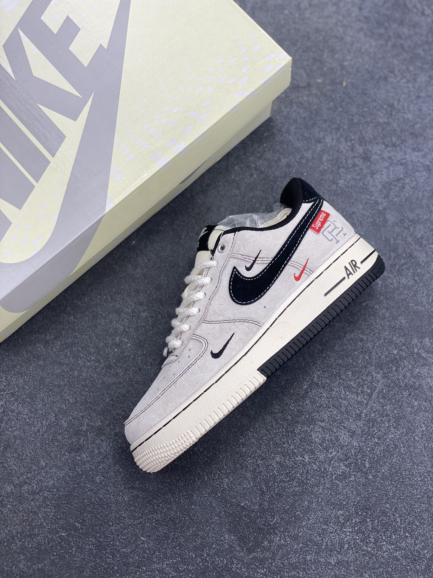 图片[7]-NIke Air Force 1 \’07 Low “冠军联名——双拼三小勾”空军一号 低帮 运动鞋 休闲鞋 折边针车 工艺难度大 原楦头原纸板 原装鞋盒 定制五金配件 内置全掌气垫 原厂鞋底 货号：SJ6698-021 尺码：36 36.5 37.5 38 38.5 39 40 40.5 41 42 42.5 43 44 44.5 45-选品中心
