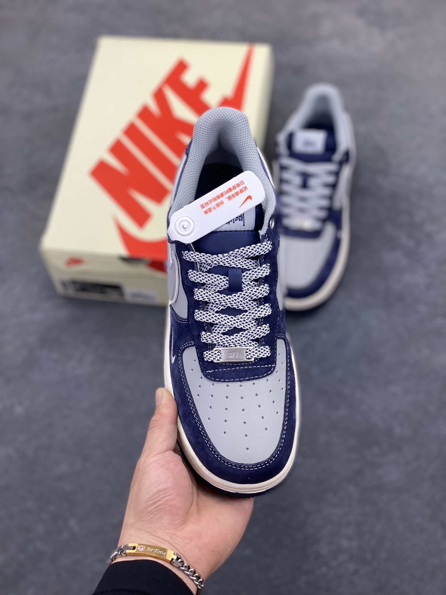 图片[2]-NIke Air Force 1 \’07 Low “斯图西联名–灰蓝翻毛”空军一号 低帮 运动鞋 休闲鞋 折边针车 工艺难度大 原楦头原纸板 原装鞋盒 定制五金配件 内置全掌气垫 原厂鞋底 货号：SJ6698-007 尺码：36 36.5 37.5 38 38.5 39 40 40.5 41 42 42.5 43 44 44.5 45-选品中心