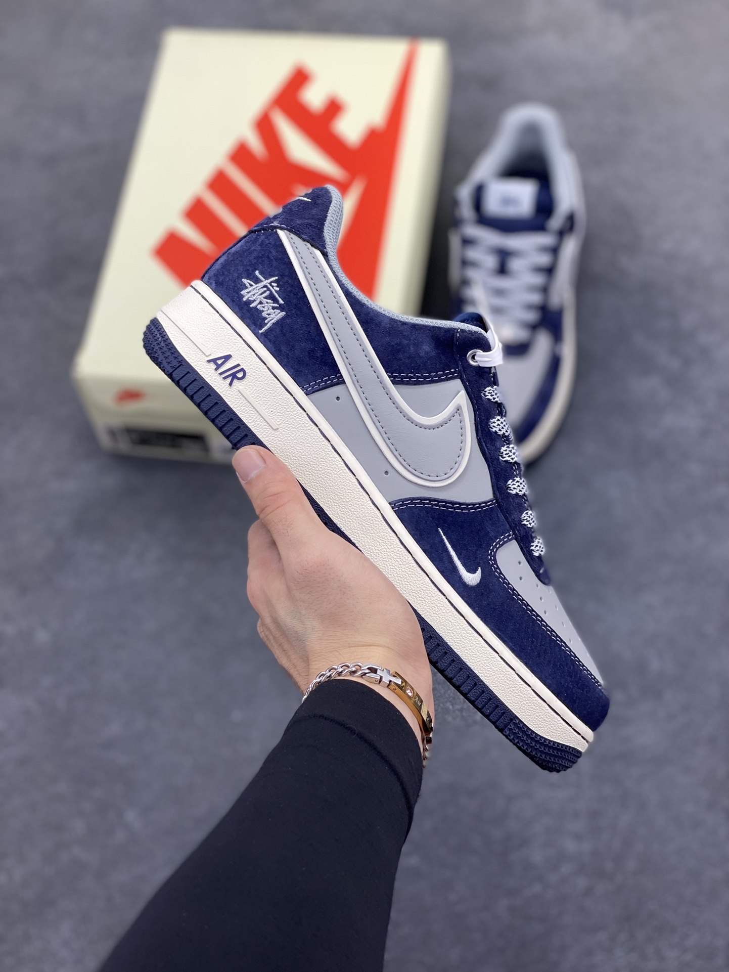 NIke Air Force 1 \’07 Low “斯图西联名–灰蓝翻毛”空军一号 低帮 运动鞋 休闲鞋 折边针车 工艺难度大 原楦头原纸板 原装鞋盒 定制五金配件 内置全掌气垫 原厂鞋底 货号:SJ6698-007 尺码:36 36.5 37.5 38 38.5 39 40 40.5 41 42 42.5 43 44 44.5 45-选品中心