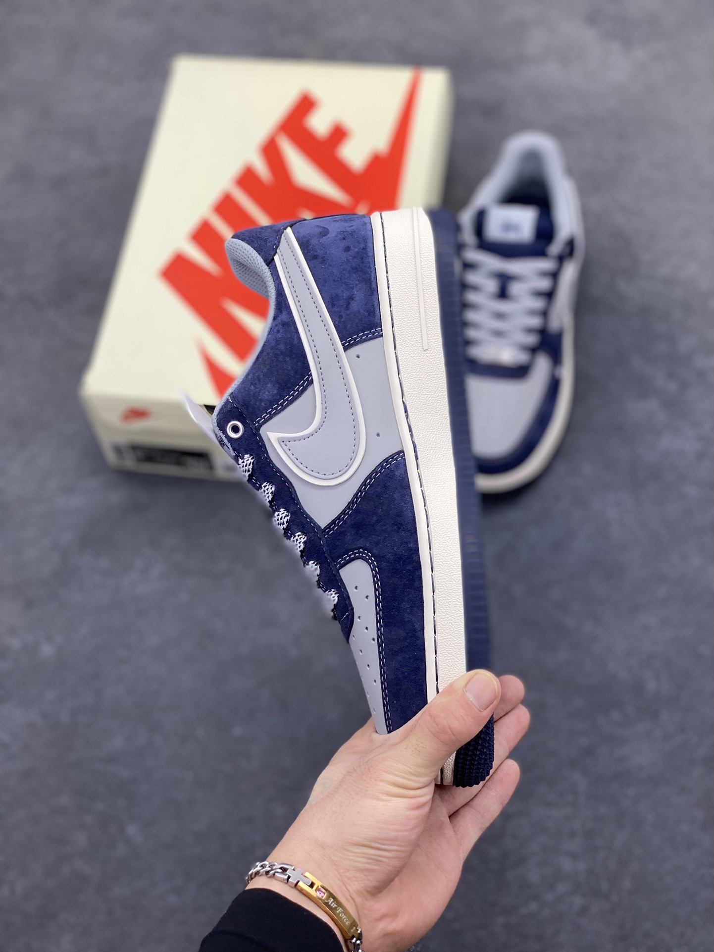 图片[3]-NIke Air Force 1 \’07 Low “斯图西联名–灰蓝翻毛”空军一号 低帮 运动鞋 休闲鞋 折边针车 工艺难度大 原楦头原纸板 原装鞋盒 定制五金配件 内置全掌气垫 原厂鞋底 货号：SJ6698-007 尺码：36 36.5 37.5 38 38.5 39 40 40.5 41 42 42.5 43 44 44.5 45-选品中心