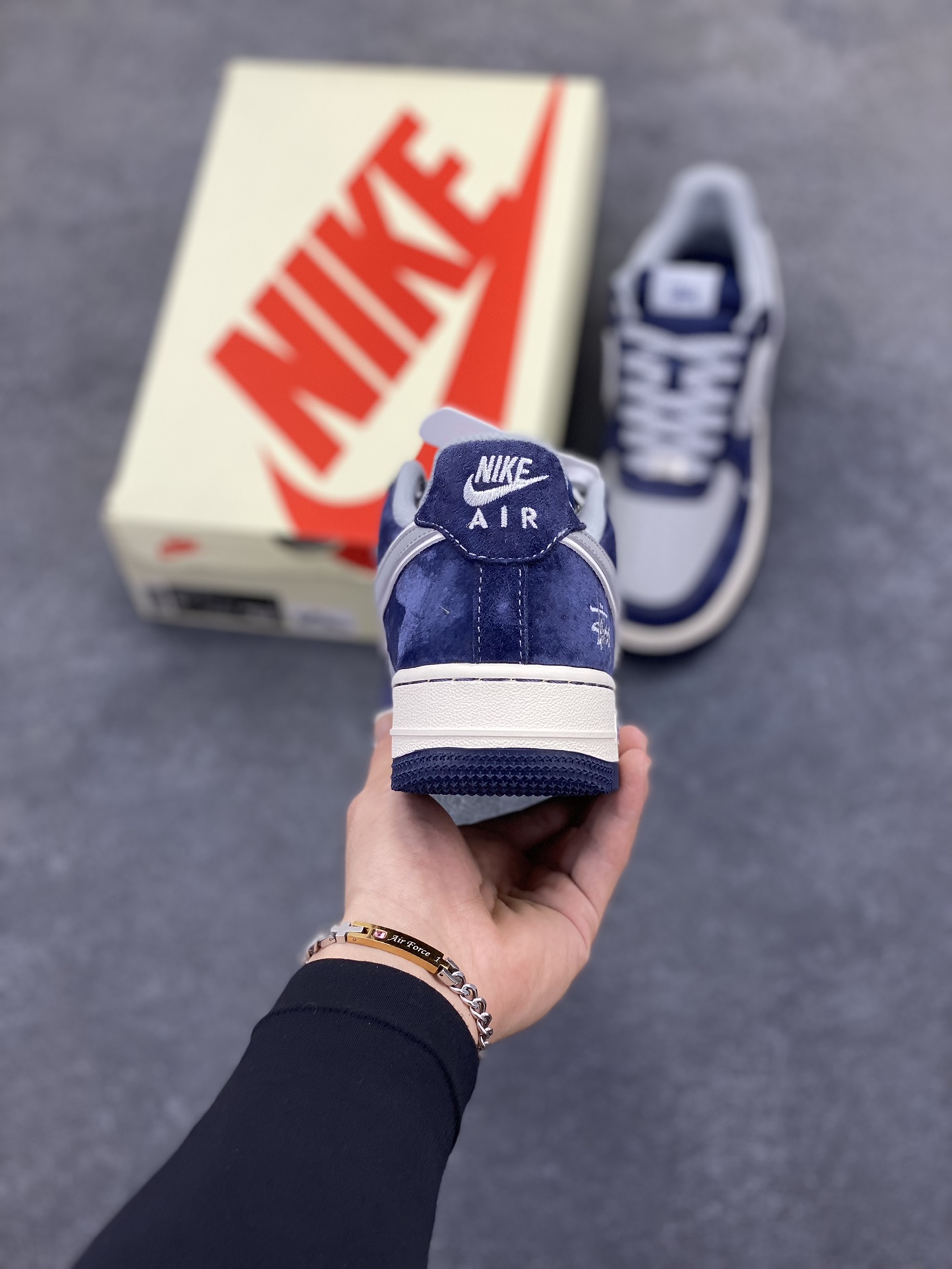 图片[4]-NIke Air Force 1 \’07 Low “斯图西联名–灰蓝翻毛”空军一号 低帮 运动鞋 休闲鞋 折边针车 工艺难度大 原楦头原纸板 原装鞋盒 定制五金配件 内置全掌气垫 原厂鞋底 货号：SJ6698-007 尺码：36 36.5 37.5 38 38.5 39 40 40.5 41 42 42.5 43 44 44.5 45-选品中心