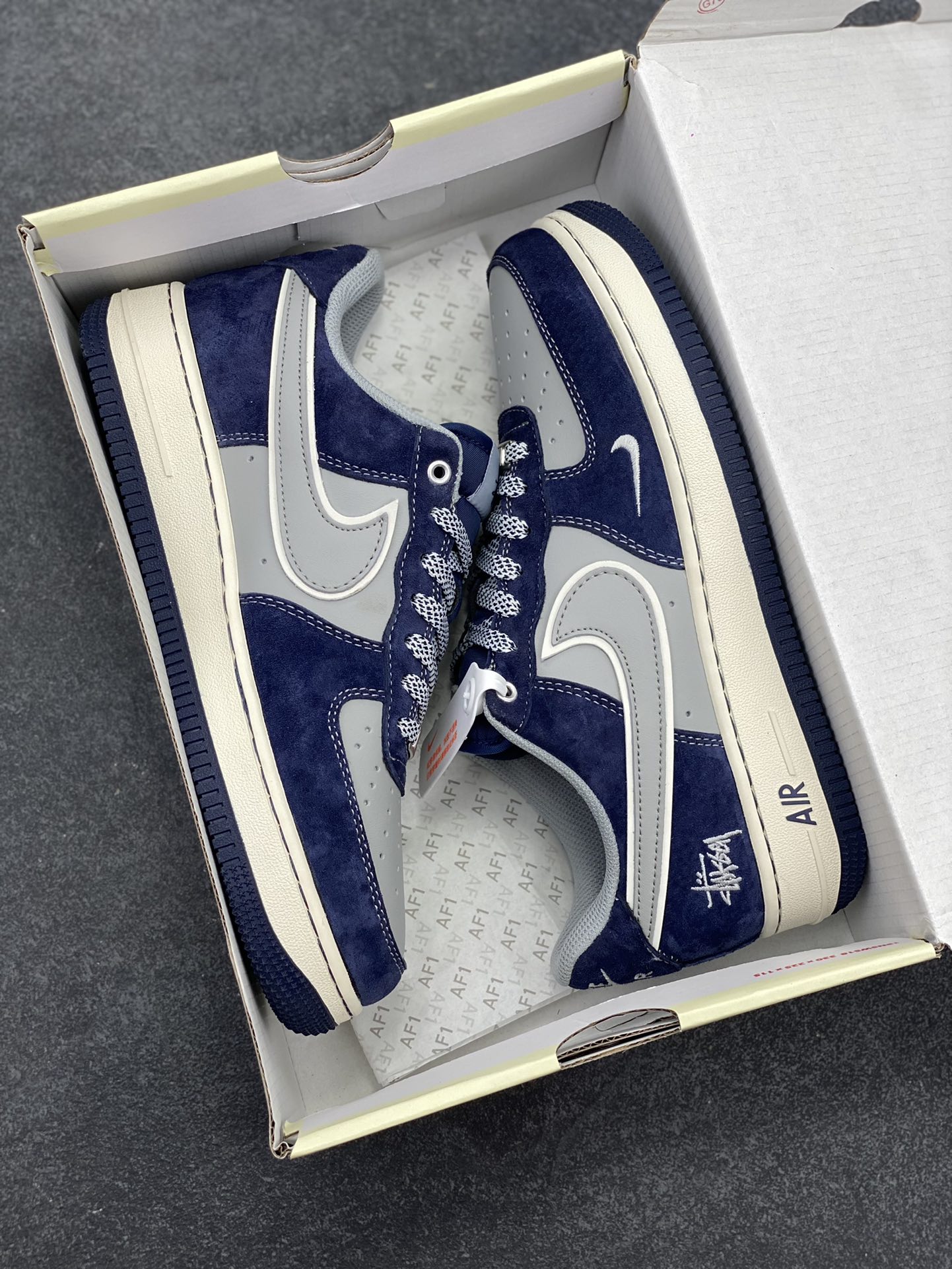 图片[9]-NIke Air Force 1 \’07 Low “斯图西联名–灰蓝翻毛”空军一号 低帮 运动鞋 休闲鞋 折边针车 工艺难度大 原楦头原纸板 原装鞋盒 定制五金配件 内置全掌气垫 原厂鞋底 货号：SJ6698-007 尺码：36 36.5 37.5 38 38.5 39 40 40.5 41 42 42.5 43 44 44.5 45-选品中心