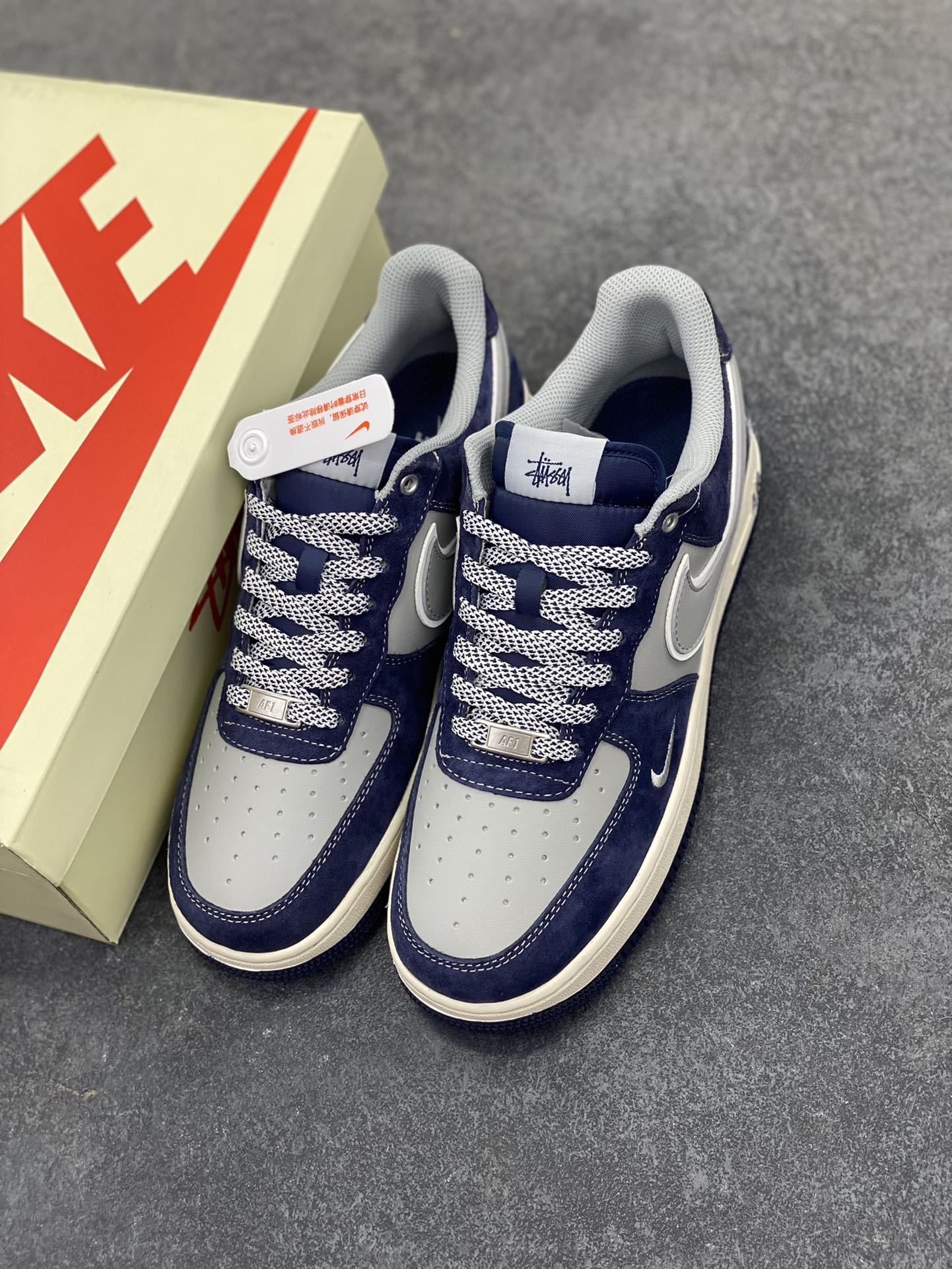 图片[8]-NIke Air Force 1 \’07 Low “斯图西联名–灰蓝翻毛”空军一号 低帮 运动鞋 休闲鞋 折边针车 工艺难度大 原楦头原纸板 原装鞋盒 定制五金配件 内置全掌气垫 原厂鞋底 货号：SJ6698-007 尺码：36 36.5 37.5 38 38.5 39 40 40.5 41 42 42.5 43 44 44.5 45-选品中心