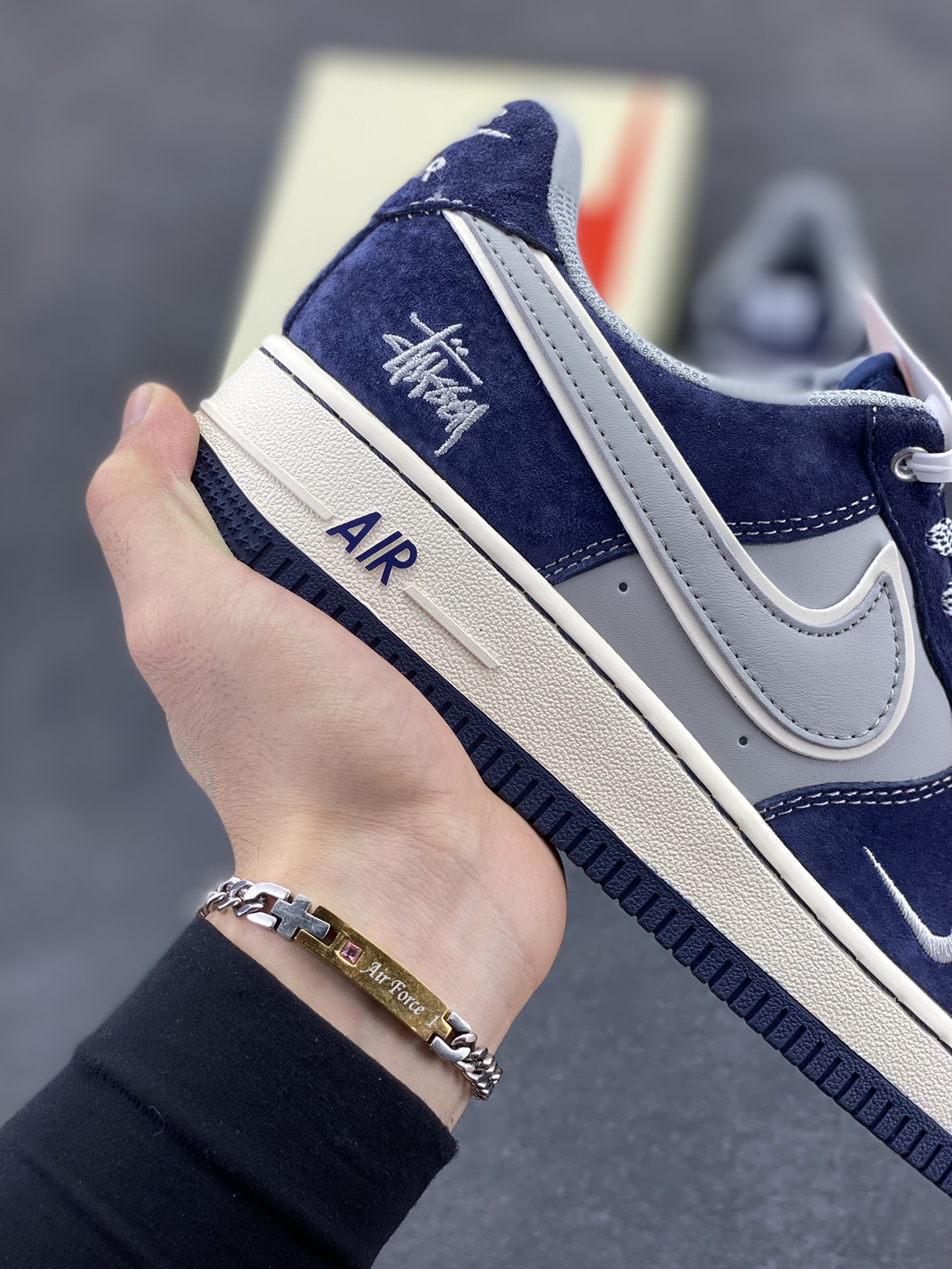 图片[6]-NIke Air Force 1 \’07 Low “斯图西联名–灰蓝翻毛”空军一号 低帮 运动鞋 休闲鞋 折边针车 工艺难度大 原楦头原纸板 原装鞋盒 定制五金配件 内置全掌气垫 原厂鞋底 货号：SJ6698-007 尺码：36 36.5 37.5 38 38.5 39 40 40.5 41 42 42.5 43 44 44.5 45-选品中心
