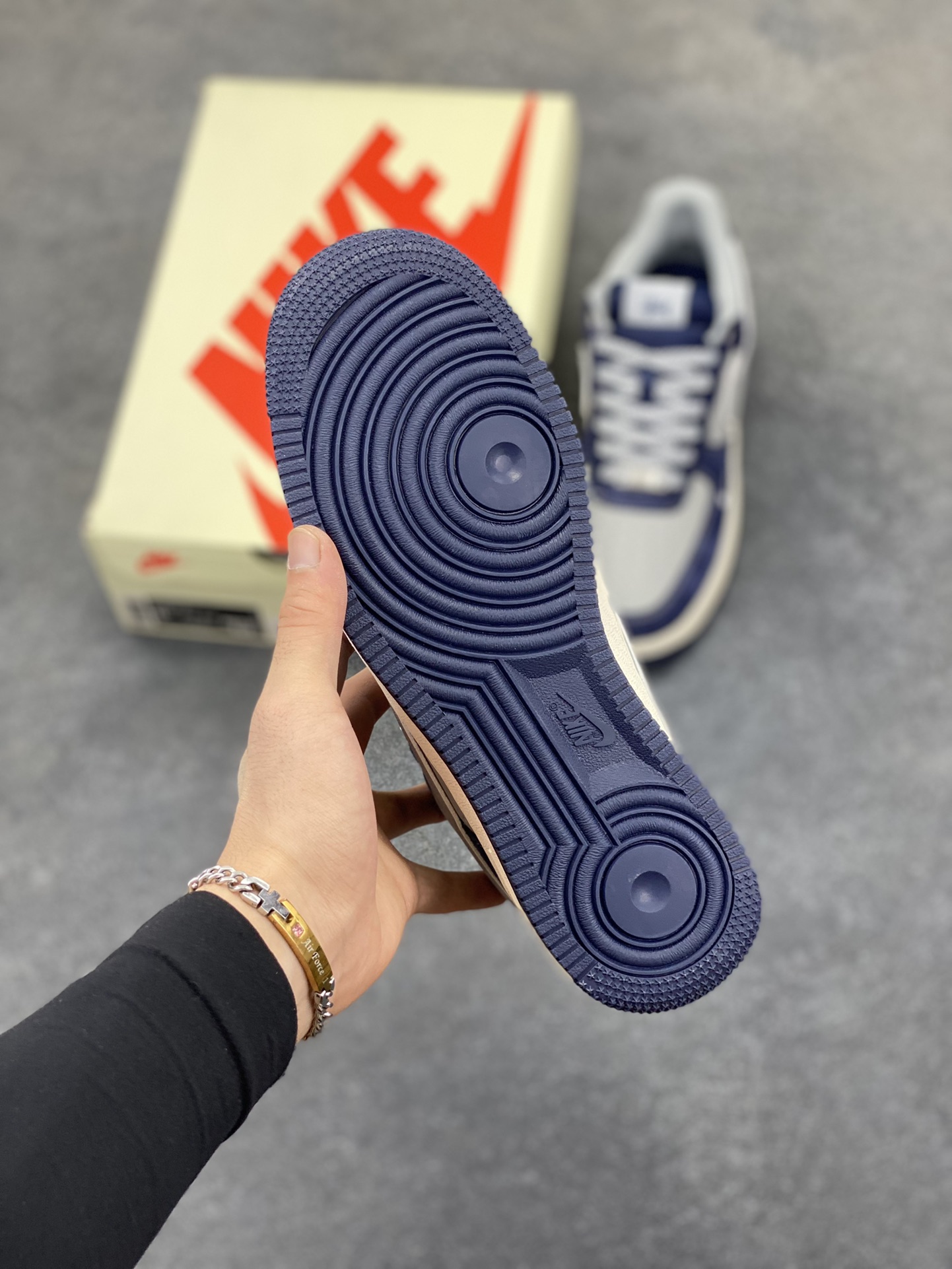 图片[5]-NIke Air Force 1 \’07 Low “斯图西联名–灰蓝翻毛”空军一号 低帮 运动鞋 休闲鞋 折边针车 工艺难度大 原楦头原纸板 原装鞋盒 定制五金配件 内置全掌气垫 原厂鞋底 货号：SJ6698-007 尺码：36 36.5 37.5 38 38.5 39 40 40.5 41 42 42.5 43 44 44.5 45-选品中心