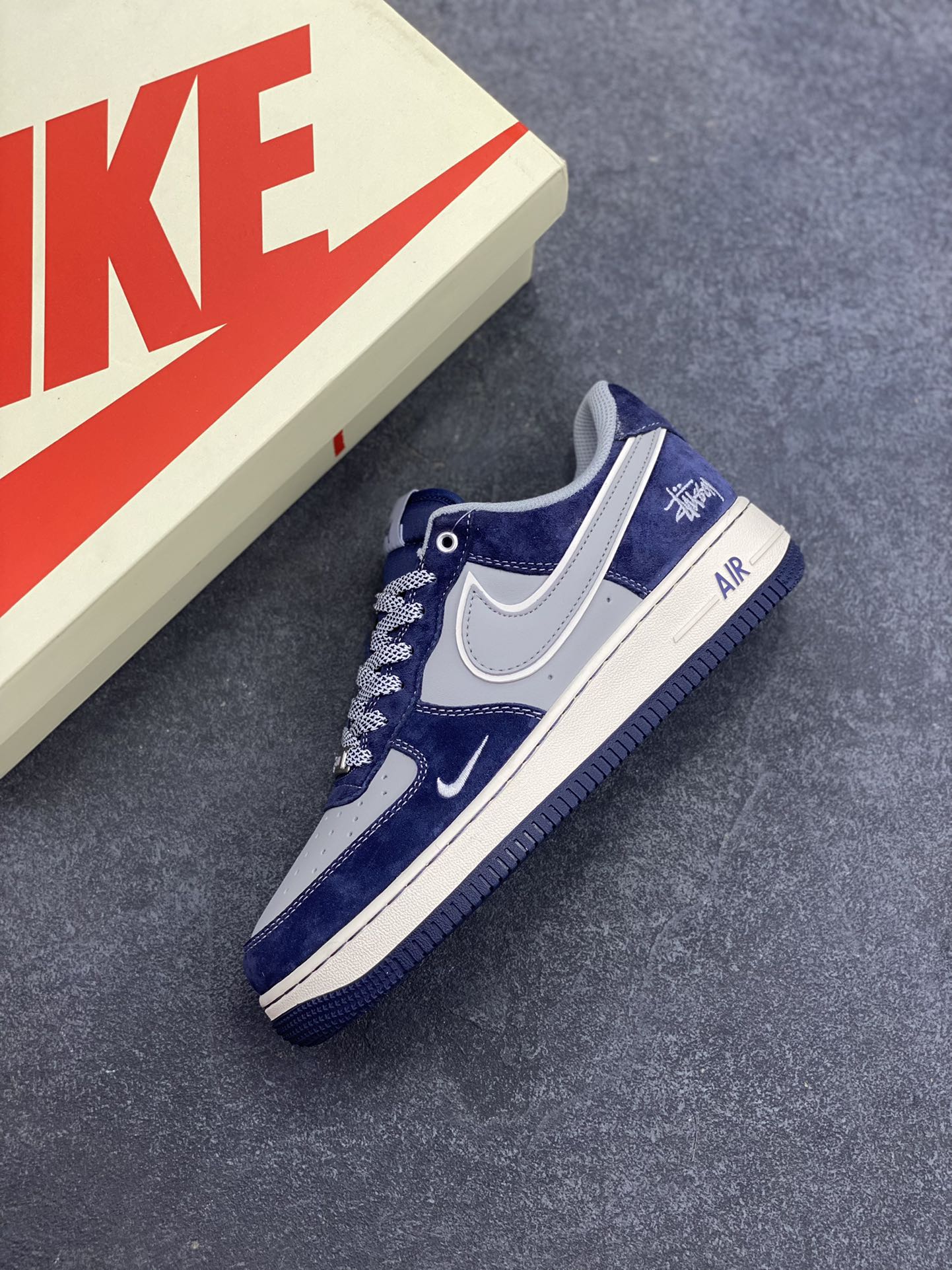 图片[7]-NIke Air Force 1 \’07 Low “斯图西联名–灰蓝翻毛”空军一号 低帮 运动鞋 休闲鞋 折边针车 工艺难度大 原楦头原纸板 原装鞋盒 定制五金配件 内置全掌气垫 原厂鞋底 货号：SJ6698-007 尺码：36 36.5 37.5 38 38.5 39 40 40.5 41 42 42.5 43 44 44.5 45-选品中心