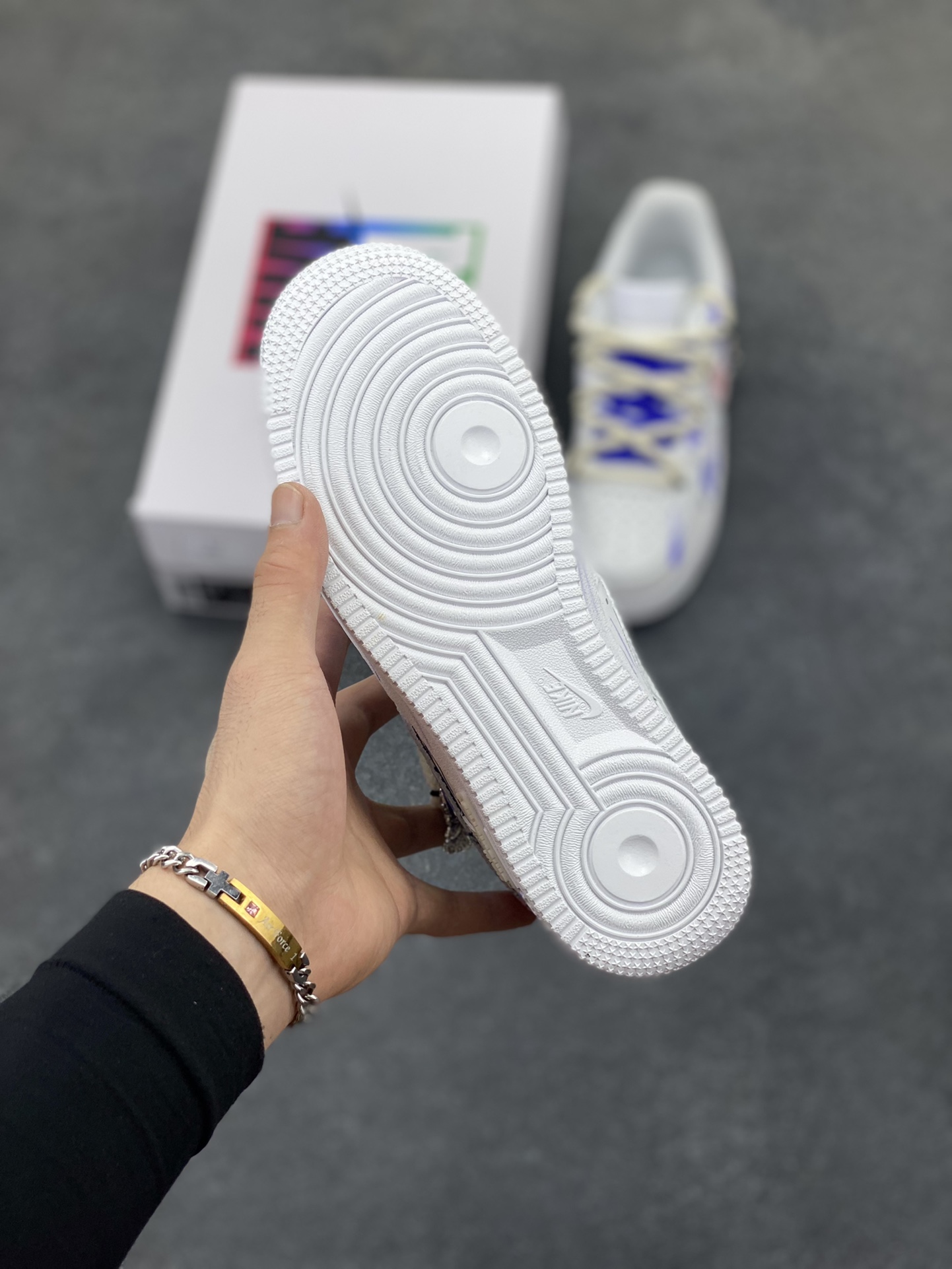 图片[5]-手绘涂鸦“巨蟹座”十二星座系列 Nike Air Force 1 “Cancer”空军一号定制板鞋 在设计灵感上，它以巨蟹座为核心，汲取巨蟹座细腻、温柔且充满守护欲的特质，结合浩瀚星空的神秘与浪漫。巨蟹座代表着对家的眷恋和对亲人的守护，而星途则寓意着在漫漫人生路上，怀揣着巨蟹座的温暖力量勇敢前行 货号：星座622-722 尺码：36 36.5 37.5 38 38.5 39 40 40.5 41 42 42.5 43 44 44.5 45-选品中心