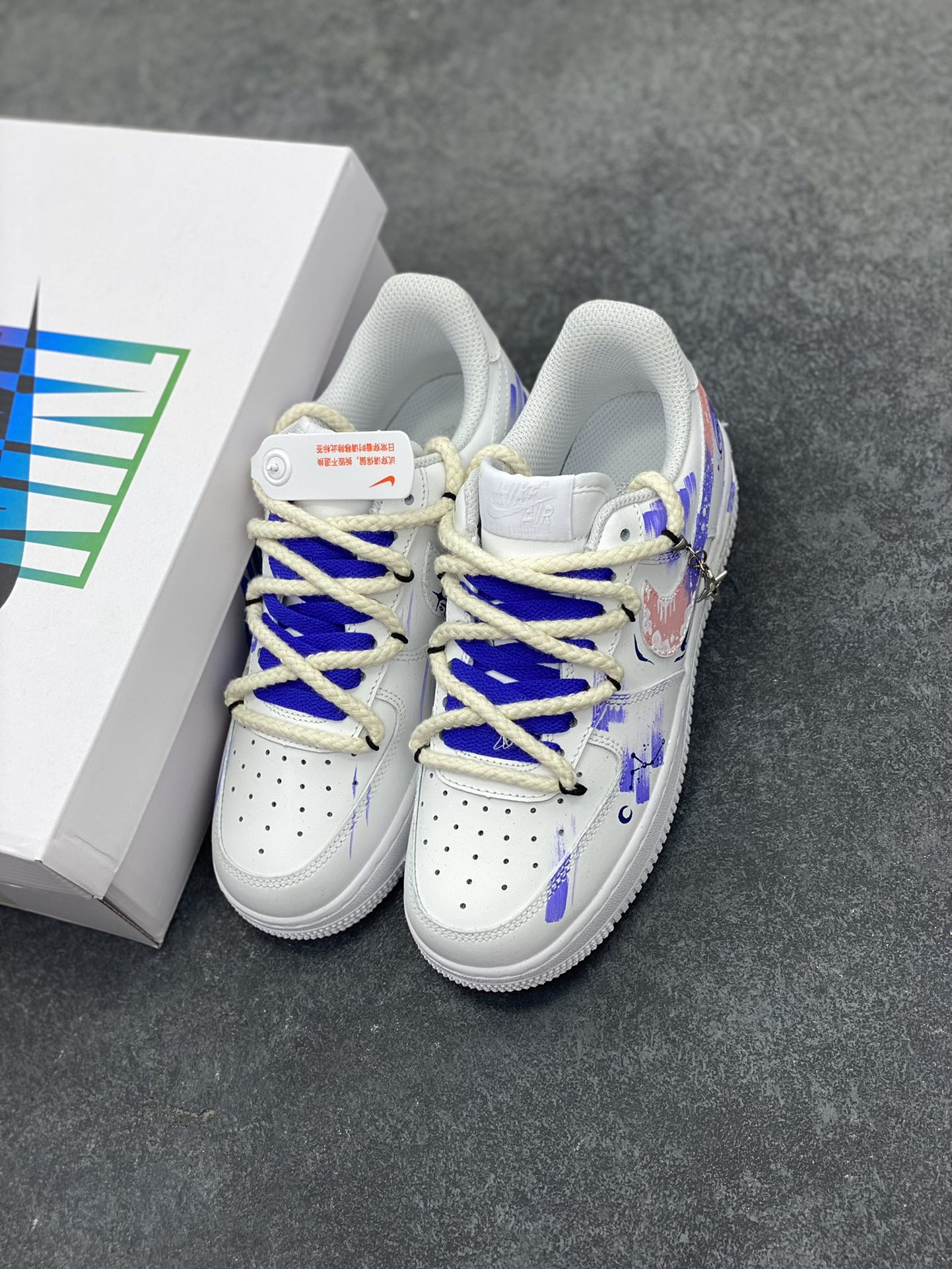 图片[8]-手绘涂鸦“巨蟹座”十二星座系列 Nike Air Force 1 “Cancer”空军一号定制板鞋 在设计灵感上，它以巨蟹座为核心，汲取巨蟹座细腻、温柔且充满守护欲的特质，结合浩瀚星空的神秘与浪漫。巨蟹座代表着对家的眷恋和对亲人的守护，而星途则寓意着在漫漫人生路上，怀揣着巨蟹座的温暖力量勇敢前行 货号：星座622-722 尺码：36 36.5 37.5 38 38.5 39 40 40.5 41 42 42.5 43 44 44.5 45-选品中心